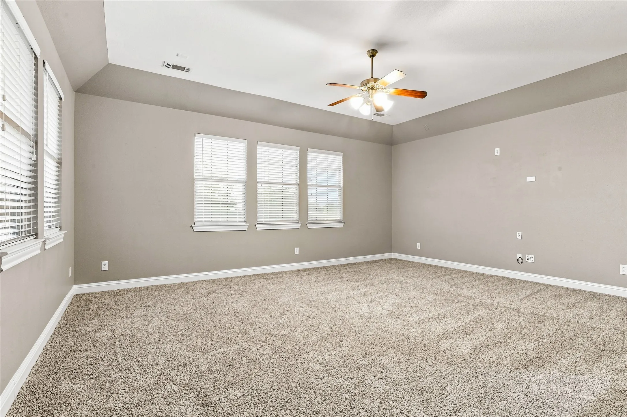 Single Family Residence For Sale in Rockwall County , 727 Fairfax Lane, Rockwall, Texas 75087, 5 Bedroom, 4 Bathroom, 2 Garage spaces, 3,846 Sqft, built in 2010, mls#21344608, Real Estate Agent in Rockwall, Homes For Sale in Rockwall county, Homes For Sale in Rockwall, Realtor in Rockwall Texas, Real Estate Brokerage Independent Realty Texas, Luminita Cordes Realtor