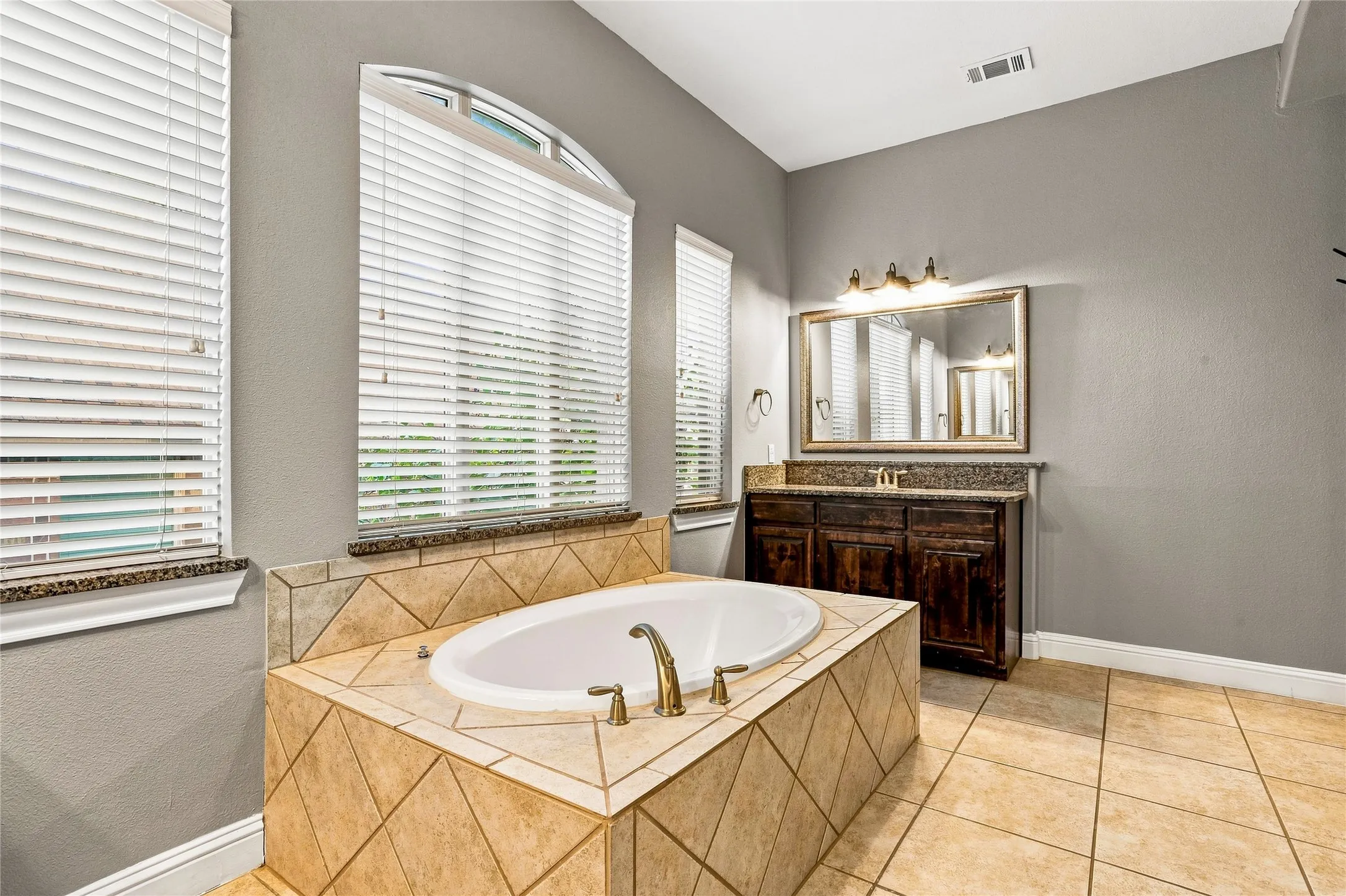 Single Family Residence For Sale in Rockwall County , 727 Fairfax Lane, Rockwall, Texas 75087, 5 Bedroom, 4 Bathroom, 2 Garage spaces, 3,846 Sqft, built in 2010, mls#21344608, Real Estate Agent in Rockwall, Homes For Sale in Rockwall county, Homes For Sale in Rockwall, Realtor in Rockwall Texas, Real Estate Brokerage Independent Realty Texas, Luminita Cordes Realtor