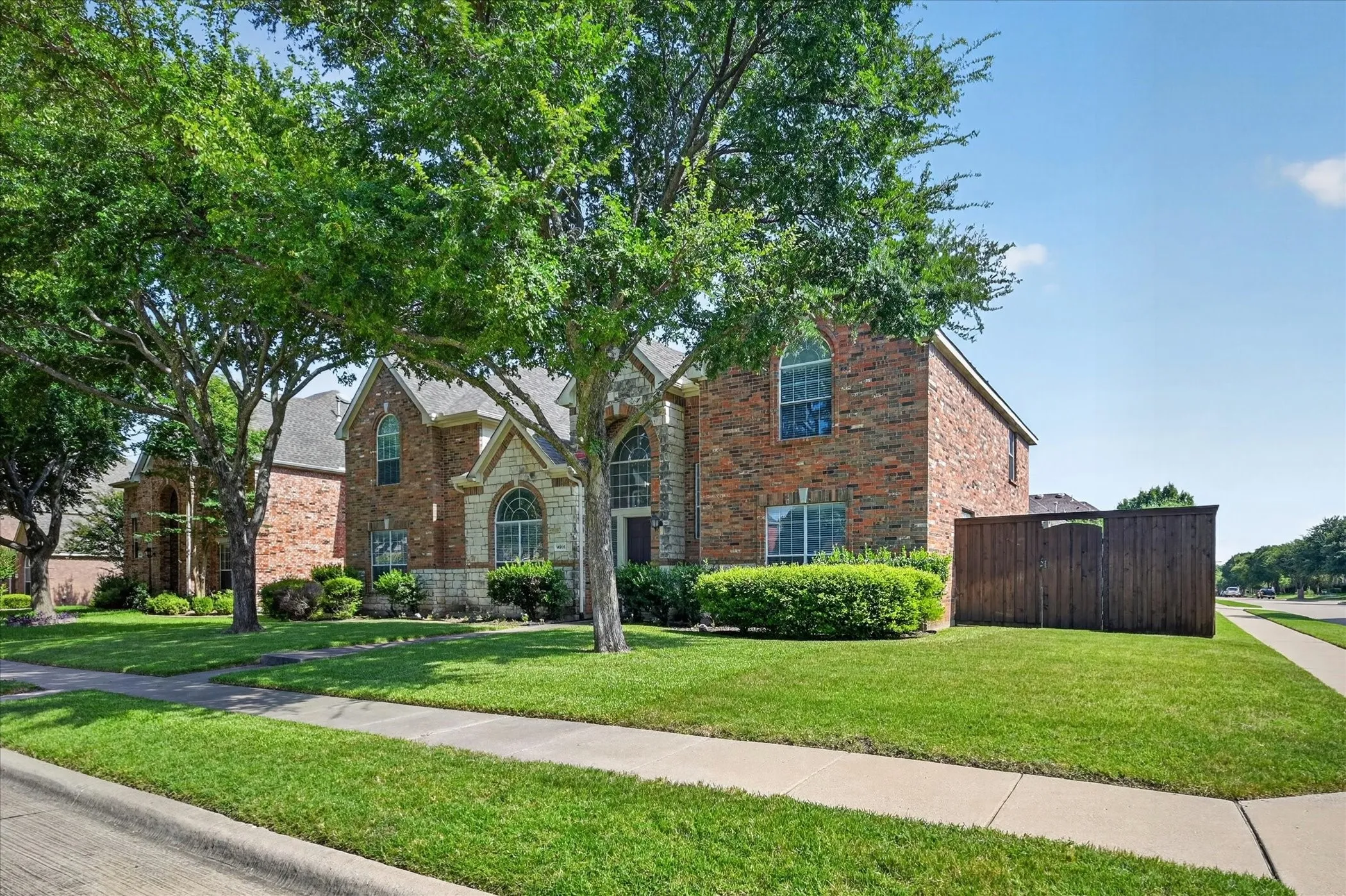 Single Family Residence For Sale in Collin County , 14505 Farmcote Drive, Frisco, Texas 75035, 5 Bedroom, 4 Bathroom, 3 Garage spaces, 4,262 Sqft, built in 2002, mls#21344958, Real Estate Agent in Frisco, Homes For Sale in Collin county, Homes For Sale in Frisco, Realtor in Frisco Texas, Real Estate Brokerage Independent Realty Texas, Luminita Cordes Realtor