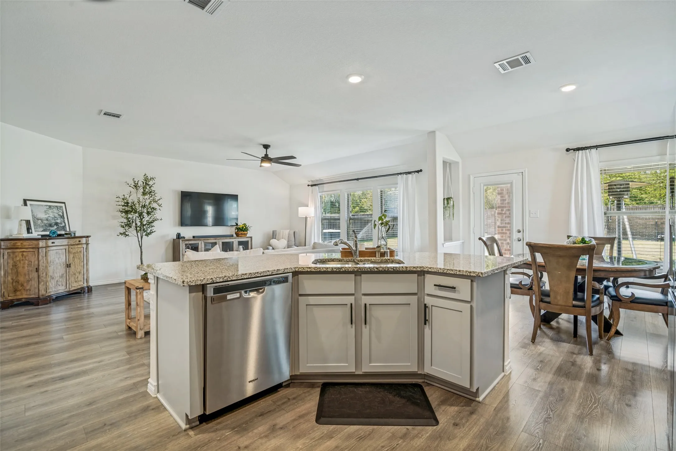 Single Family Residence For Sale in Collin County , 917 Crepe Myrtle Lane, Anna, Texas 75409, 3 Bedroom, 2 Bathroom, 2 Garage spaces, 1,718 Sqft, built in 2022, mls#21345263, Real Estate Agent in Anna, Homes For Sale in Collin county, Homes For Sale in Anna, Realtor in Anna Texas, Real Estate Brokerage Independent Realty Texas, Luminita Cordes Realtor
