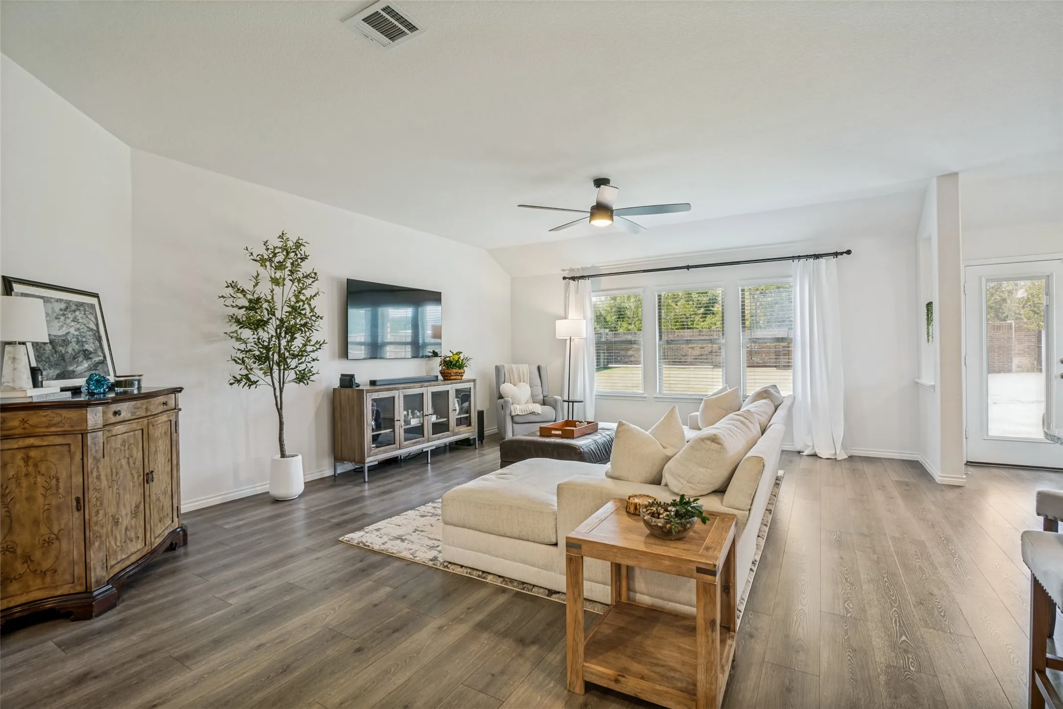 Single Family Residence For Sale in Collin County , 917 Crepe Myrtle Lane, Anna, Texas 75409, 3 Bedroom, 2 Bathroom, 2 Garage spaces, 1,718 Sqft, built in 2022, mls#21345263, Real Estate Agent in Anna, Homes For Sale in Collin county, Homes For Sale in Anna, Realtor in Anna Texas, Real Estate Brokerage Independent Realty Texas, Luminita Cordes Realtor