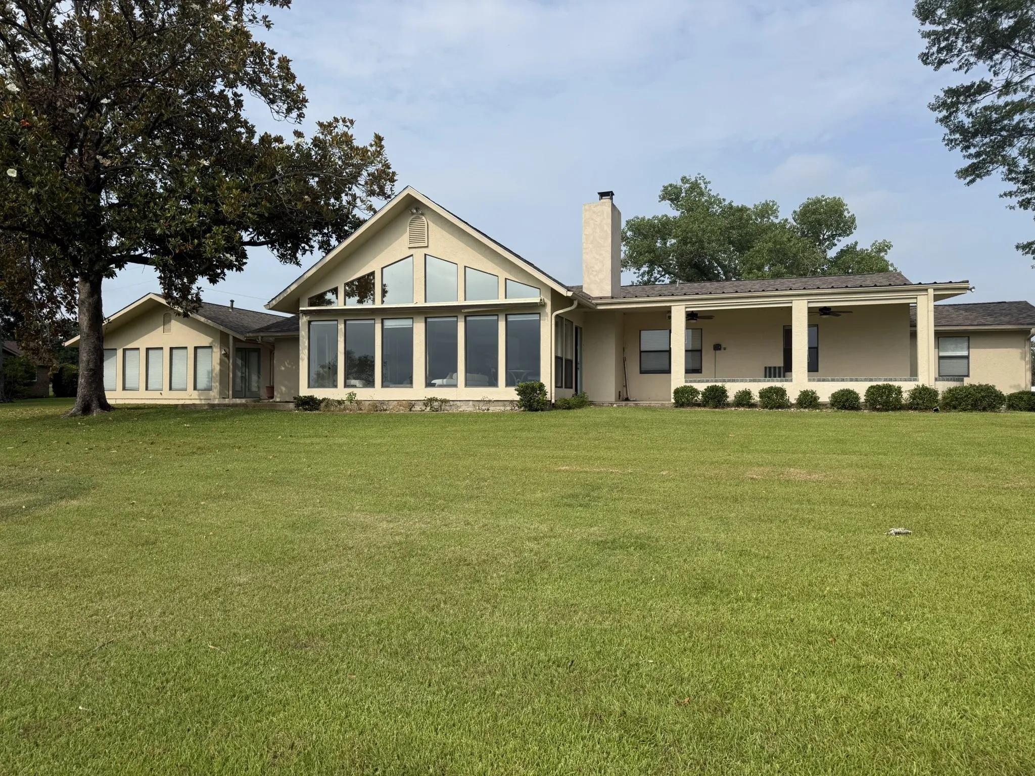 Single Family Residence For Rent in Henderson County , 2517 Wildwood Way, Tool, Texas 75143, 4 Bedrooms, 3 Bathrooms, 2 Garage spaces, 2,954 Sqft, built in 1982, Price $4,500, mls#21297991, Real Estate Agent in Tool, Homes For Rent in Henderson county, Homes For Rent in Tool, Realtor in Tool Texas, Real Estate Brokerage Independent Realty Texas, Luminita Cordes Realtor
