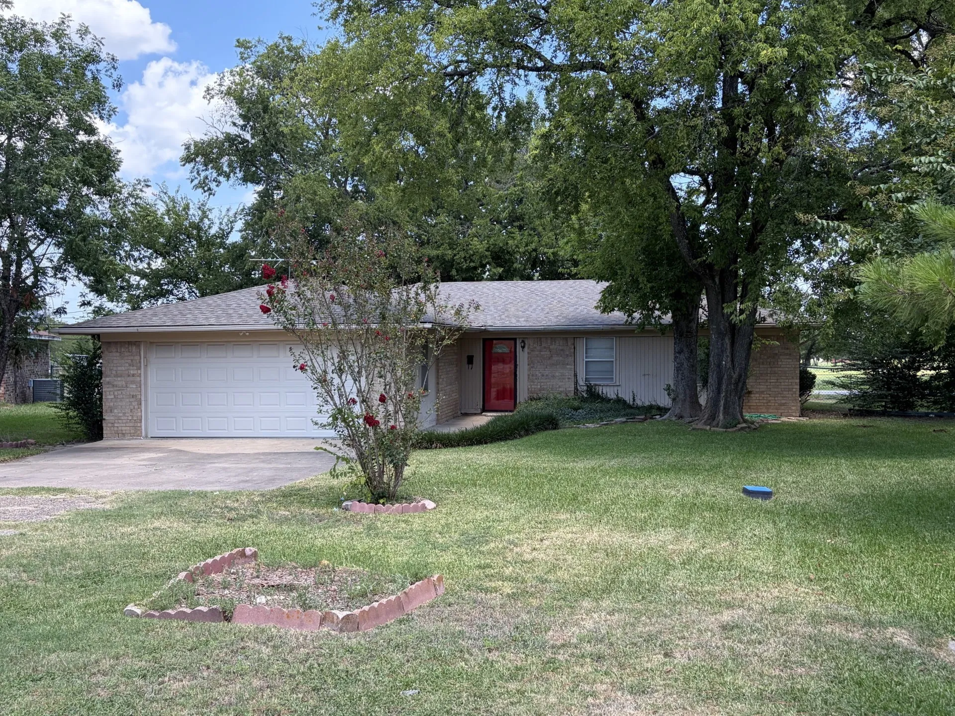 Single Family Residence For Sale in Limestone County , 209 Morningside Drive, Mexia, Texas 76667, 4 Bedrooms, 2 Bathrooms, 2 Garage spaces, 1,761 Sqft, built in 1979, Price $169,500, mls#21345798, Real Estate Agent in Mexia, Homes For Sale in Limestone county, Homes For Sale in Mexia, Realtor in Mexia Texas, Real Estate Brokerage Independent Realty Texas, Luminita Cordes Realtor