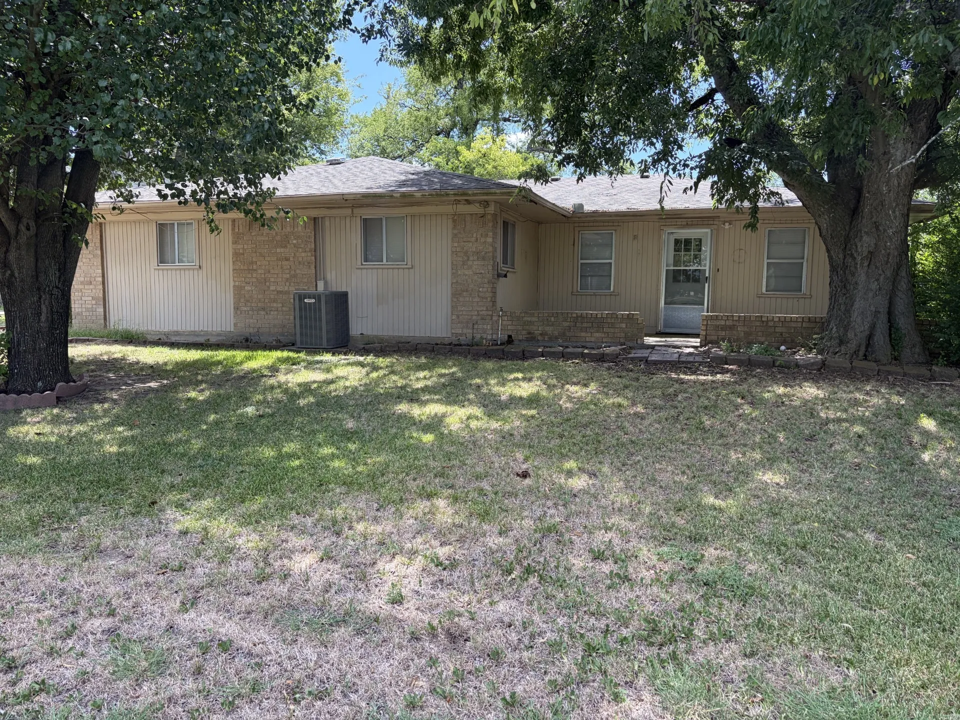 Single Family Residence For Sale in Limestone County , 209 Morningside Drive, Mexia, Texas 76667, 4 Bedrooms, 2 Bathrooms, 2 Garage spaces, 1,761 Sqft, built in 1979, Price $169,500, mls#21345798, Real Estate Agent in Mexia, Homes For Sale in Limestone county, Homes For Sale in Mexia, Realtor in Mexia Texas, Real Estate Brokerage Independent Realty Texas, Luminita Cordes Realtor