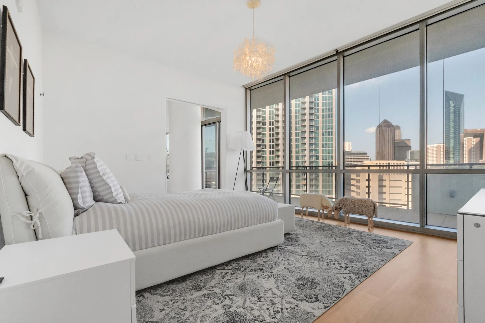 Condominium For Sale in Dallas County , 2200 Victory Avenue 802, Dallas, Texas 75219, 2 Bedroom, 3 Bathroom, 2 Garage spaces, 1,702 Sqft, built in 2007, mls#21344197, Real Estate Agent in Dallas, Homes For Sale in Dallas county, Homes For Sale in Dallas, Realtor in Dallas Texas, Real Estate Brokerage Independent Realty Texas, Luminita Cordes Realtor