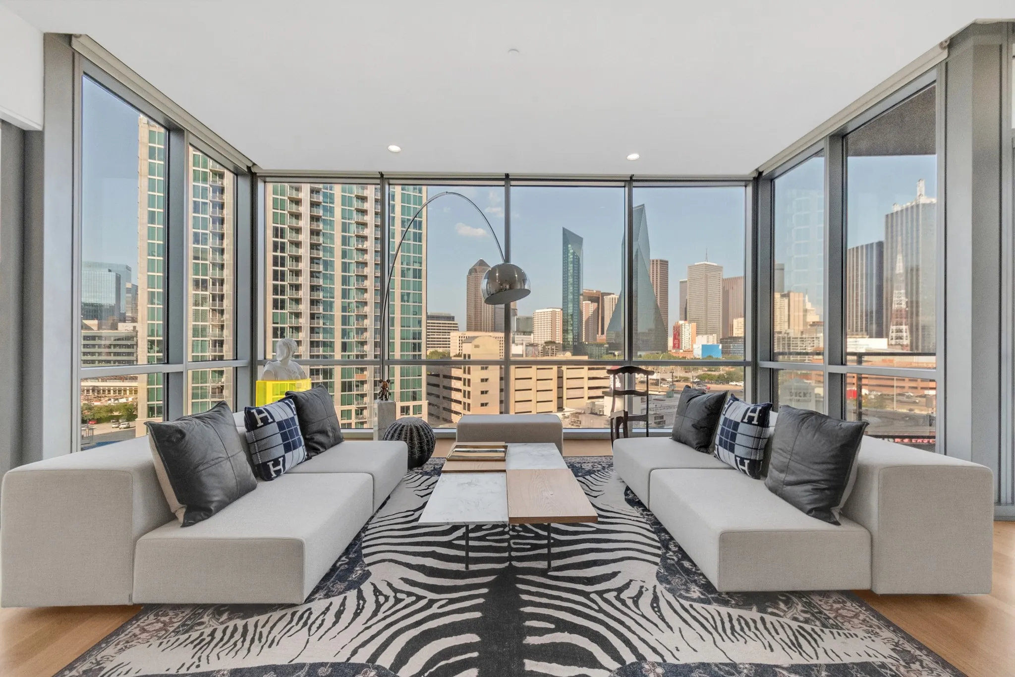 Condominium For Sale in Dallas County , 2200 Victory Avenue 802, Dallas, Texas 75219, 2 Bedroom, 3 Bathroom, 2 Garage spaces, 1,702 Sqft, built in 2007, mls#21344197, Real Estate Agent in Dallas, Homes For Sale in Dallas county, Homes For Sale in Dallas, Realtor in Dallas Texas, Real Estate Brokerage Independent Realty Texas, Luminita Cordes Realtor