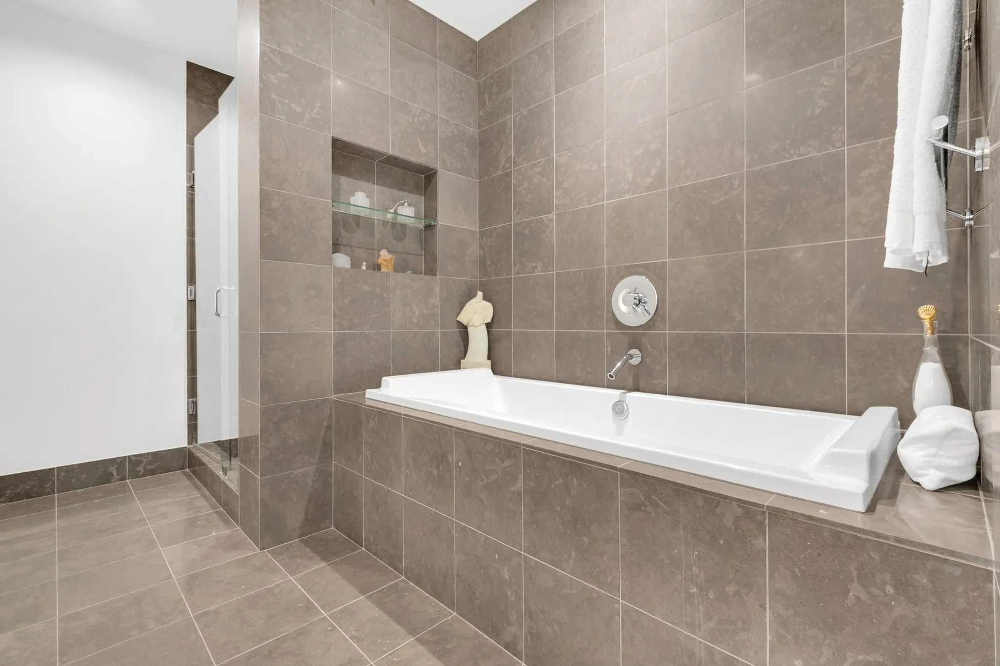 Condominium For Sale in Dallas County , 2200 Victory Avenue 802, Dallas, Texas 75219, 2 Bedroom, 3 Bathroom, 2 Garage spaces, 1,702 Sqft, built in 2007, mls#21344197, Real Estate Agent in Dallas, Homes For Sale in Dallas county, Homes For Sale in Dallas, Realtor in Dallas Texas, Real Estate Brokerage Independent Realty Texas, Luminita Cordes Realtor
