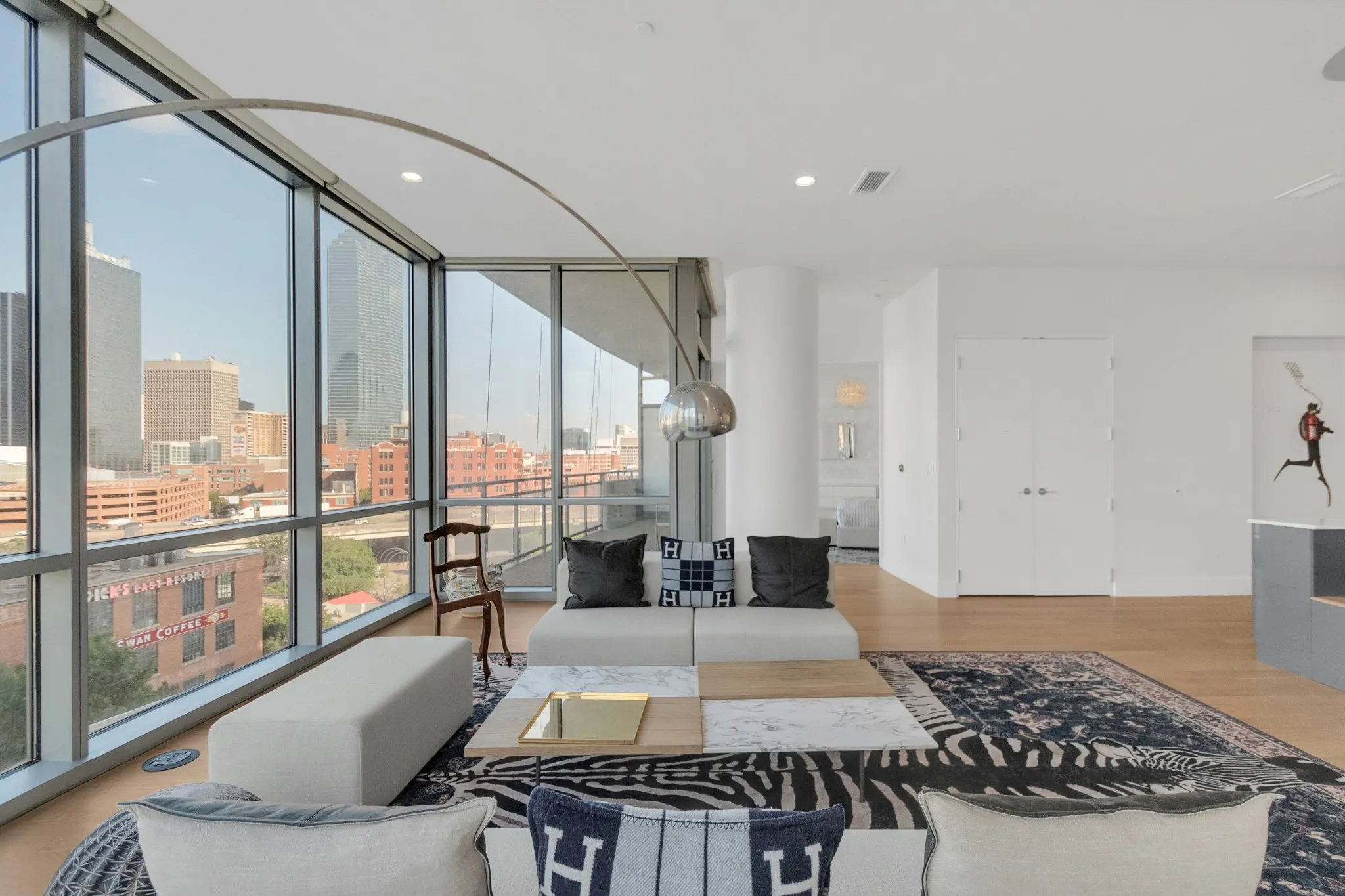 Condominium For Sale in Dallas County , 2200 Victory Avenue 802, Dallas, Texas 75219, 2 Bedroom, 3 Bathroom, 2 Garage spaces, 1,702 Sqft, built in 2007, mls#21344197, Real Estate Agent in Dallas, Homes For Sale in Dallas county, Homes For Sale in Dallas, Realtor in Dallas Texas, Real Estate Brokerage Independent Realty Texas, Luminita Cordes Realtor