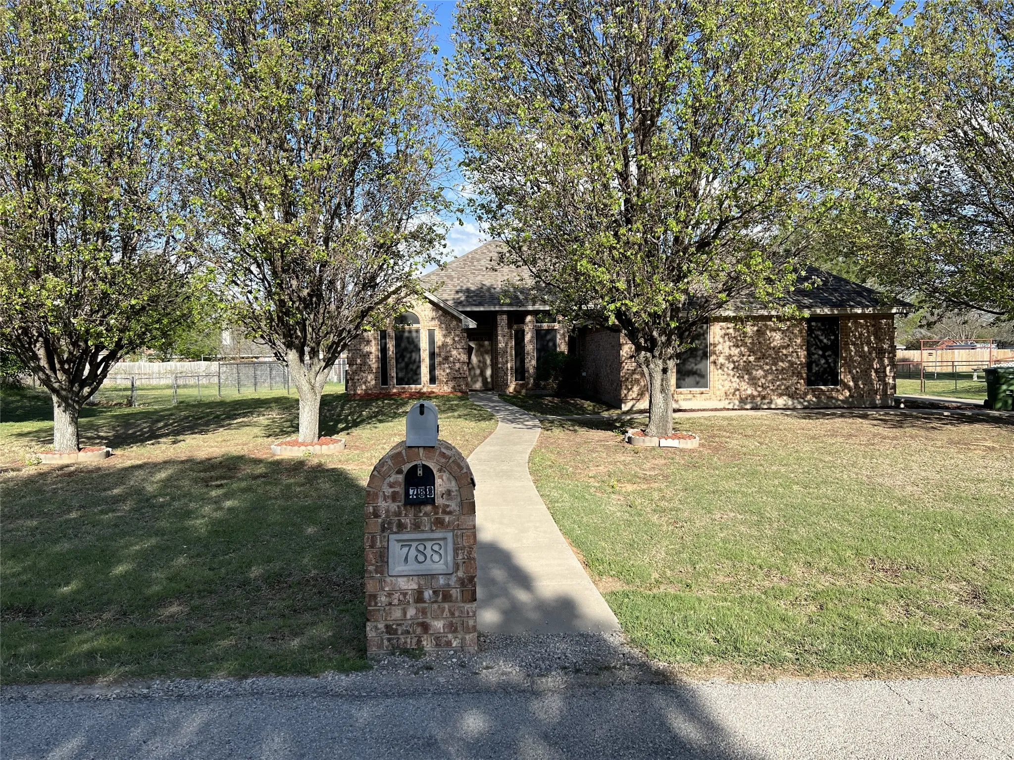 Single Family Residence For Rent in Parker County , 788 Robin Court, Springtown, Texas 76082, 3 Bedroom, 2 Bathroom, 2 Garage spaces, 1,386 Sqft, built in 2000, mls#21345884, Real Estate Agent in Springtown, Homes For Rent in Parker county, Homes For Rent in Springtown, Realtor in Springtown Texas, Real Estate Brokerage Independent Realty Texas, Luminita Cordes Realtor