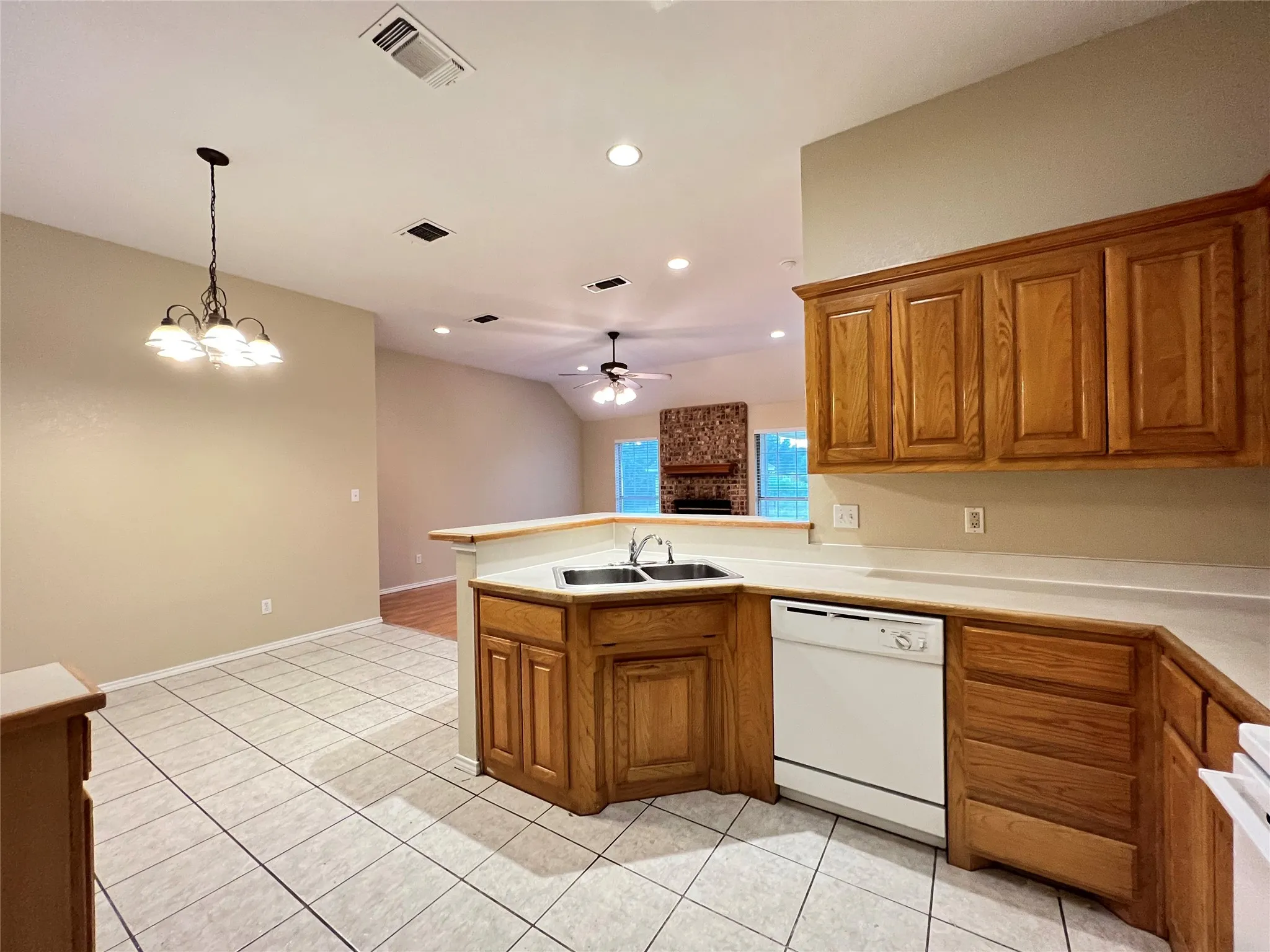 Single Family Residence For Rent in Parker County , 788 Robin Court, Springtown, Texas 76082, 3 Bedroom, 2 Bathroom, 2 Garage spaces, 1,386 Sqft, built in 2000, mls#21345884, Real Estate Agent in Springtown, Homes For Rent in Parker county, Homes For Rent in Springtown, Realtor in Springtown Texas, Real Estate Brokerage Independent Realty Texas, Luminita Cordes Realtor