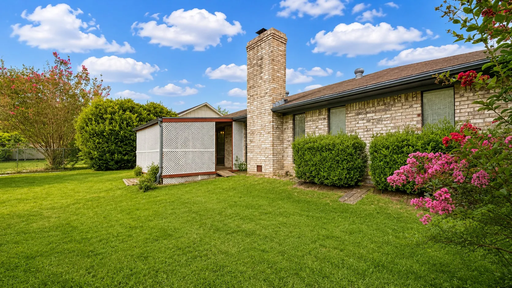 Single Family Residence For Sale in Lamar County , 1350 26th Street NE, Paris, Texas 75460, 3 Bedroom, 2 Bathroom, 2 Garage spaces, 1,340 Sqft, built in 1986, mls#21345661, Real Estate Agent in Paris, Homes For Sale in Lamar county, Homes For Sale in Paris, Realtor in Paris Texas, Real Estate Brokerage Independent Realty Texas, Luminita Cordes Realtor