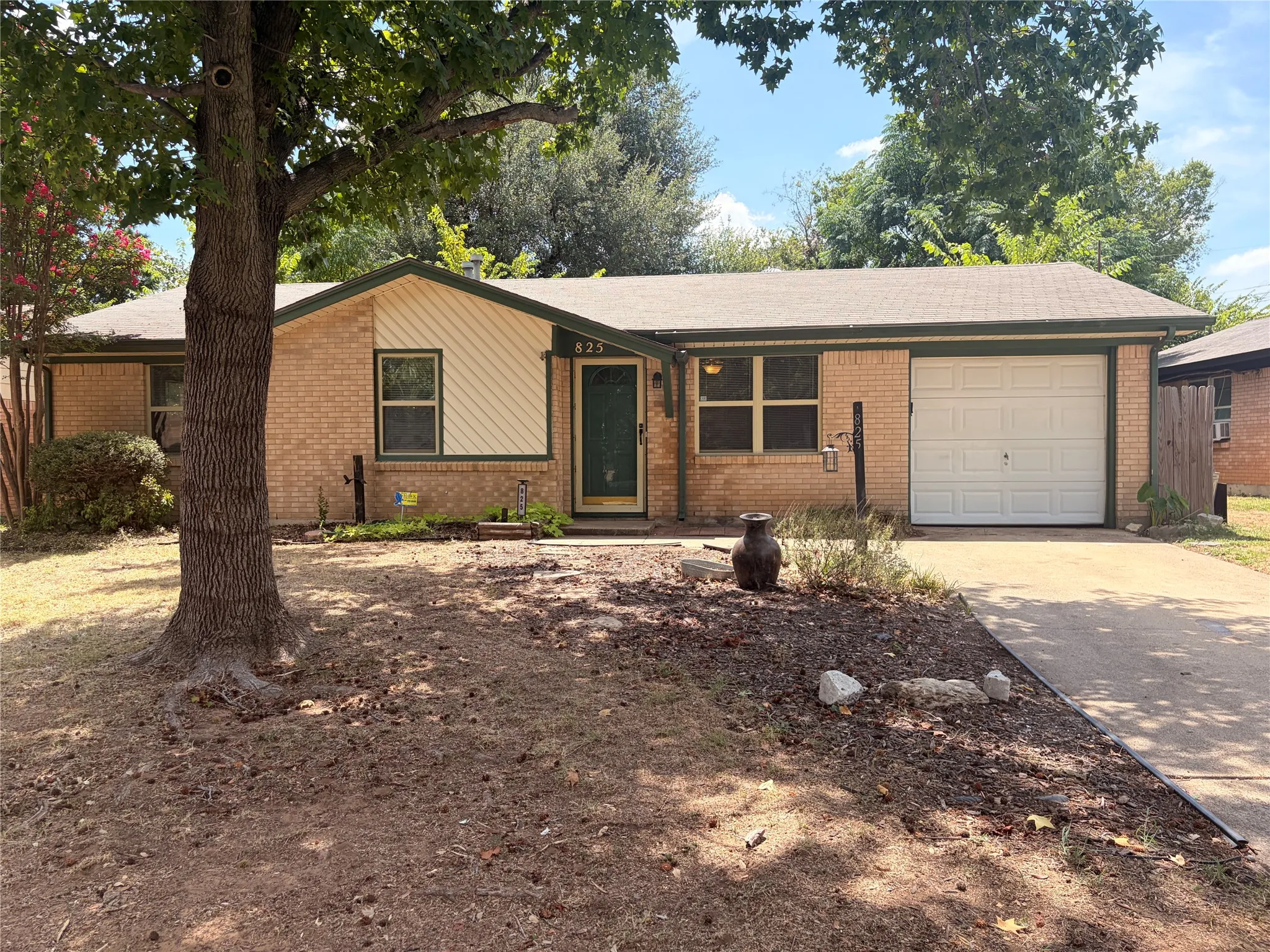 Single Family Residence For Rent in Tarrant County , 825 Bryan Drive, Bedford, Texas 76022, 3 Bedroom, 2 Bathroom, 1 Garage spaces, 1,012 Sqft, built in 1960, mls#21345897, Real Estate Agent in Bedford, Homes For Rent in Tarrant county, Homes For Rent in Bedford, Realtor in Bedford Texas, Real Estate Brokerage Independent Realty Texas, Luminita Cordes Realtor