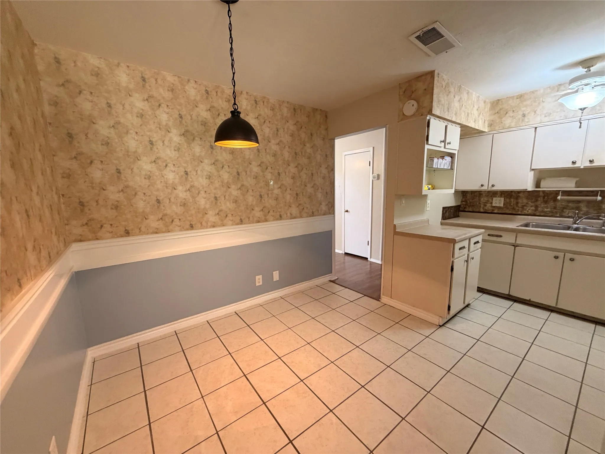 Single Family Residence For Rent in Tarrant County , 825 Bryan Drive, Bedford, Texas 76022, 3 Bedroom, 2 Bathroom, 1 Garage spaces, 1,012 Sqft, built in 1960, mls#21345897, Real Estate Agent in Bedford, Homes For Rent in Tarrant county, Homes For Rent in Bedford, Realtor in Bedford Texas, Real Estate Brokerage Independent Realty Texas, Luminita Cordes Realtor