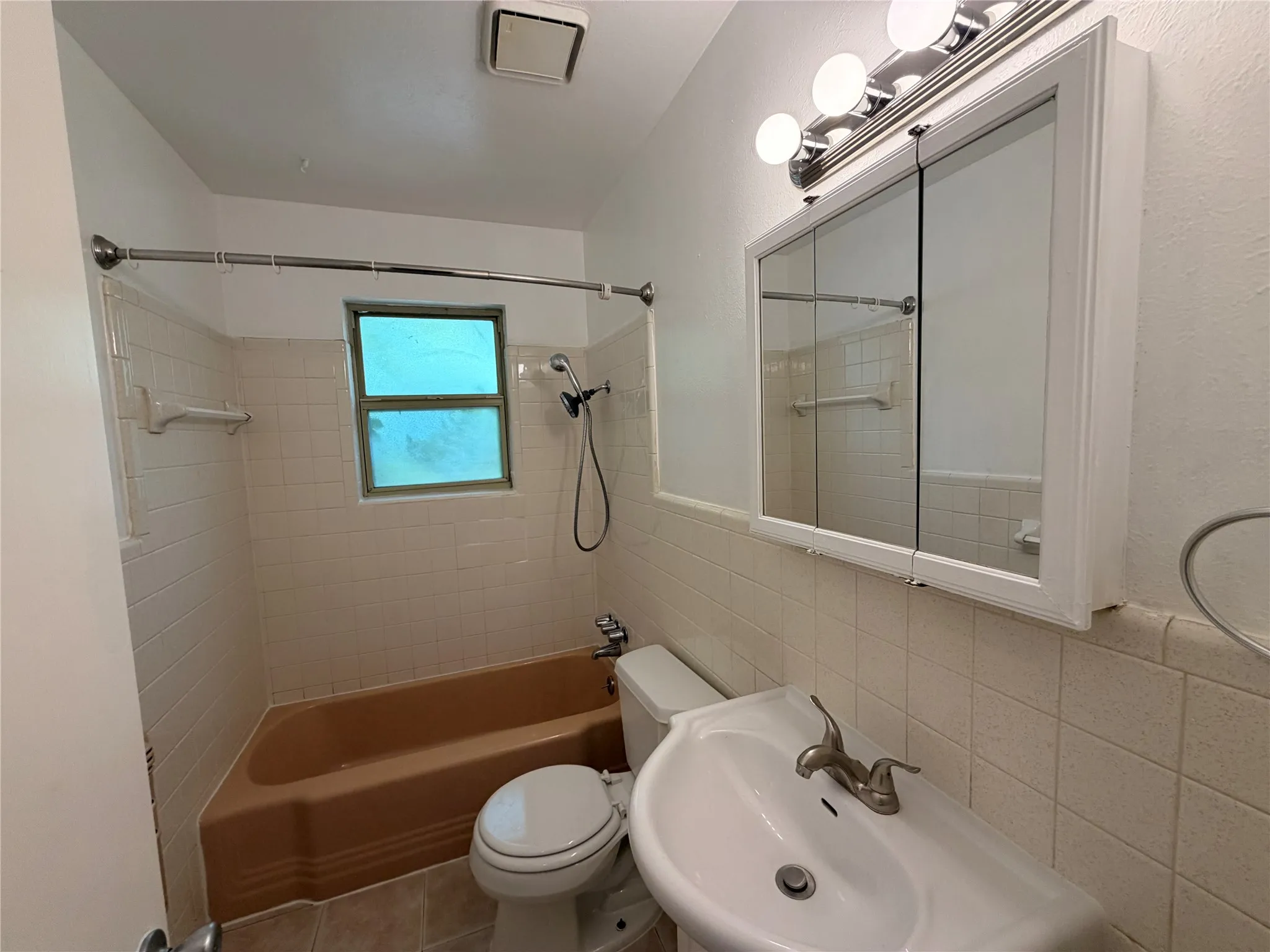 Single Family Residence For Rent in Tarrant County , 825 Bryan Drive, Bedford, Texas 76022, 3 Bedroom, 2 Bathroom, 1 Garage spaces, 1,012 Sqft, built in 1960, mls#21345897, Real Estate Agent in Bedford, Homes For Rent in Tarrant county, Homes For Rent in Bedford, Realtor in Bedford Texas, Real Estate Brokerage Independent Realty Texas, Luminita Cordes Realtor