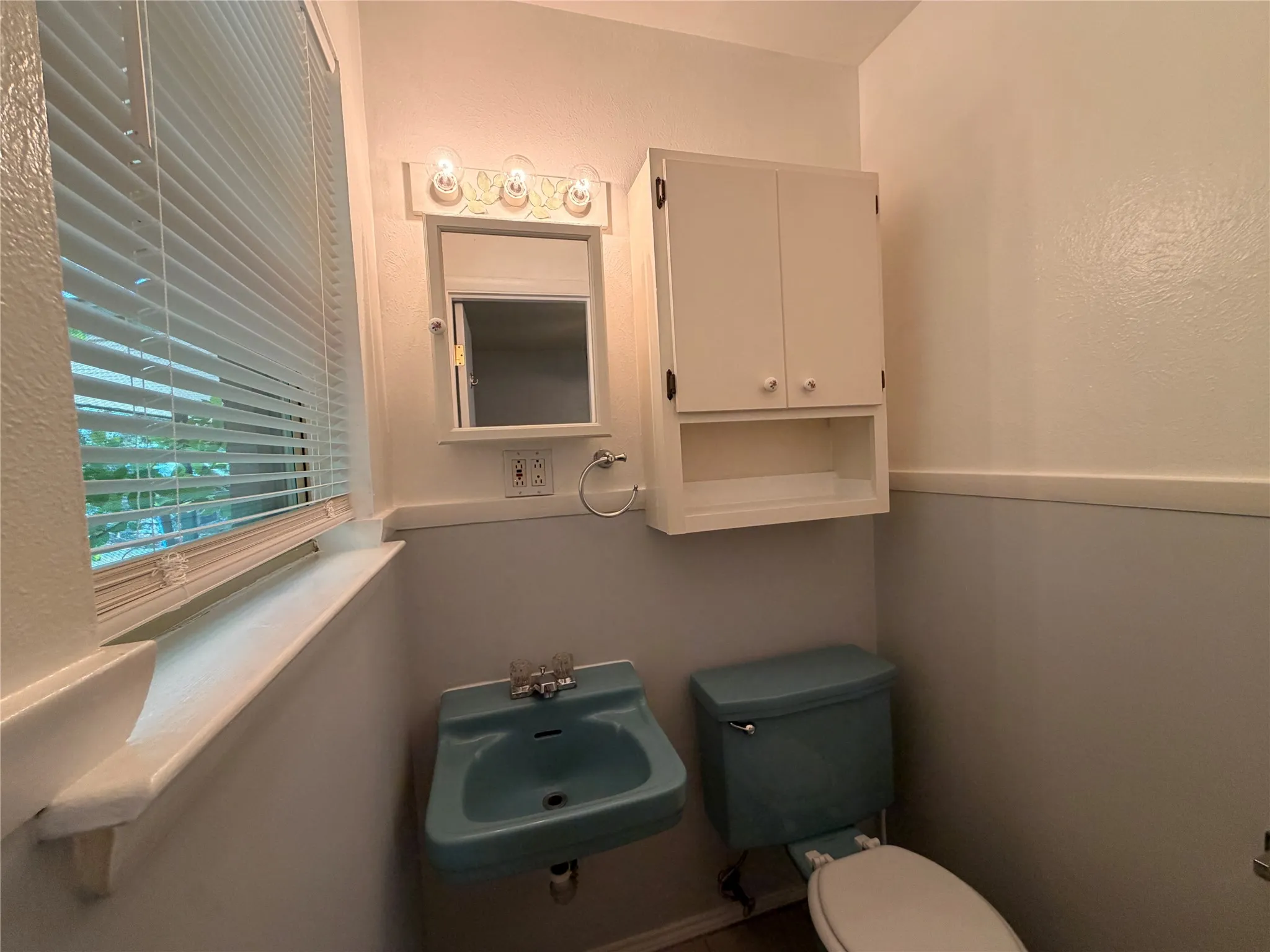 Single Family Residence For Rent in Tarrant County , 825 Bryan Drive, Bedford, Texas 76022, 3 Bedroom, 2 Bathroom, 1 Garage spaces, 1,012 Sqft, built in 1960, mls#21345897, Real Estate Agent in Bedford, Homes For Rent in Tarrant county, Homes For Rent in Bedford, Realtor in Bedford Texas, Real Estate Brokerage Independent Realty Texas, Luminita Cordes Realtor