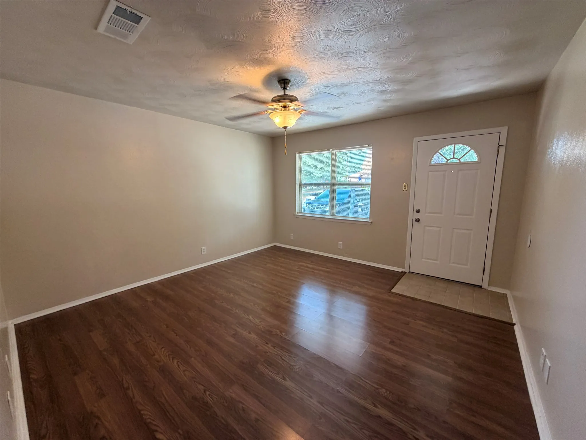 Single Family Residence For Rent in Tarrant County , 825 Bryan Drive, Bedford, Texas 76022, 3 Bedroom, 2 Bathroom, 1 Garage spaces, 1,012 Sqft, built in 1960, mls#21345897, Real Estate Agent in Bedford, Homes For Rent in Tarrant county, Homes For Rent in Bedford, Realtor in Bedford Texas, Real Estate Brokerage Independent Realty Texas, Luminita Cordes Realtor