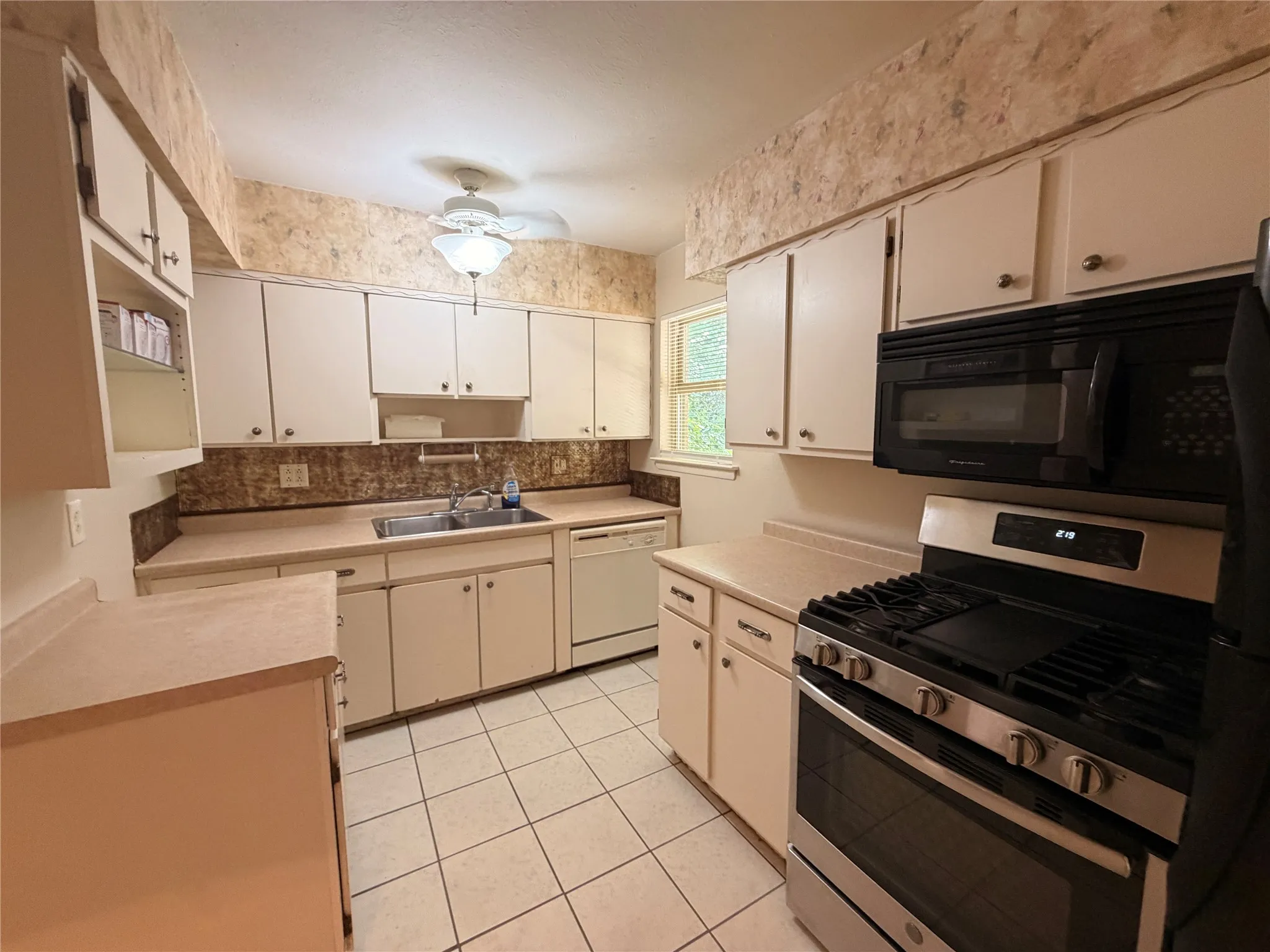 Single Family Residence For Rent in Tarrant County , 825 Bryan Drive, Bedford, Texas 76022, 3 Bedroom, 2 Bathroom, 1 Garage spaces, 1,012 Sqft, built in 1960, mls#21345897, Real Estate Agent in Bedford, Homes For Rent in Tarrant county, Homes For Rent in Bedford, Realtor in Bedford Texas, Real Estate Brokerage Independent Realty Texas, Luminita Cordes Realtor