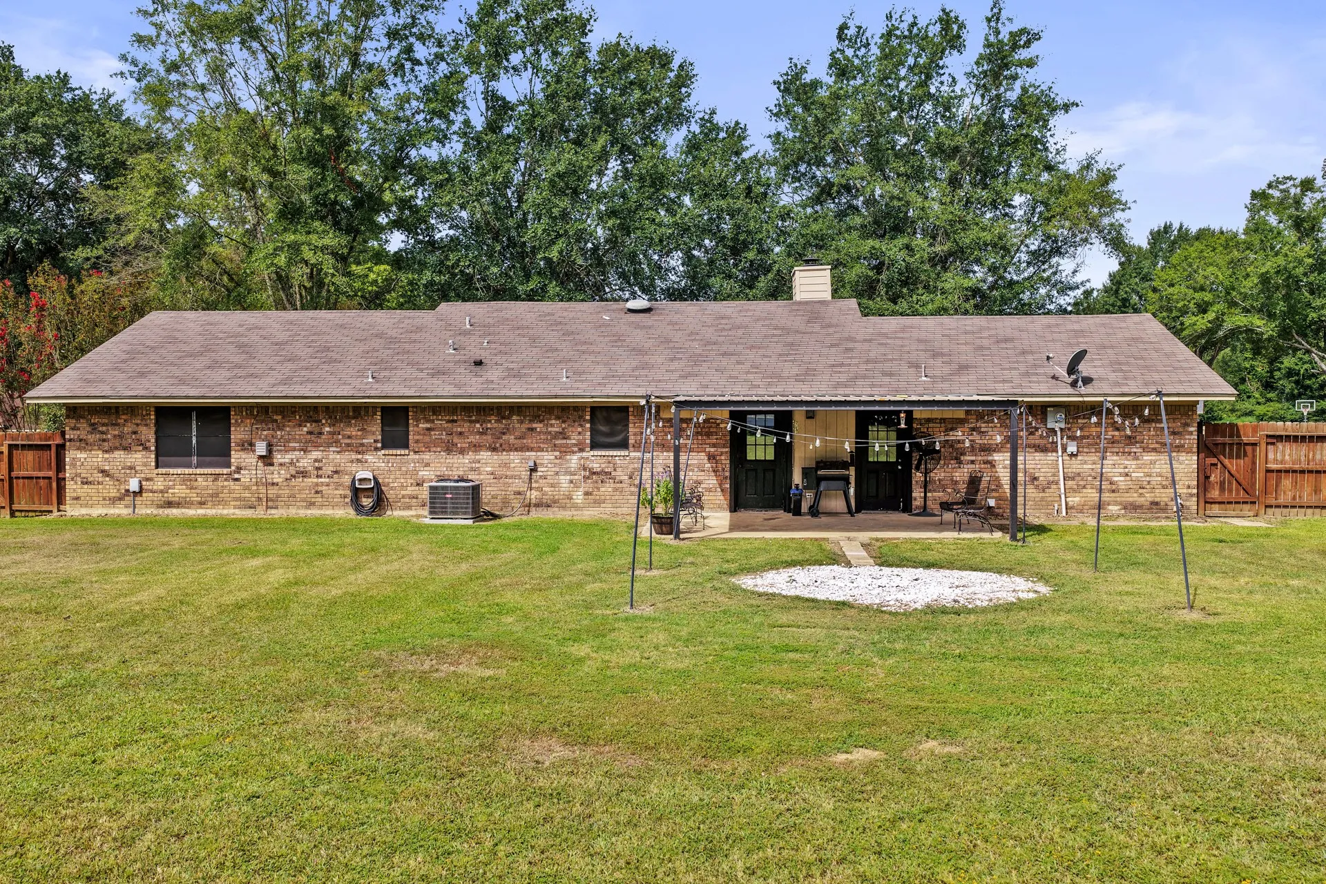 Single Family Residence For Sale in Camp County , 419 County Road 4164, Pittsburg, Texas 75686, 3 Bedroom, 2 Bathroom, 2 Garage spaces, 1,537 Sqft, built in 1977, mls#21345878, Real Estate Agent in Pittsburg, Homes For Sale in Camp county, Homes For Sale in Pittsburg, Realtor in Pittsburg Texas, Real Estate Brokerage Independent Realty Texas, Luminita Cordes Realtor
