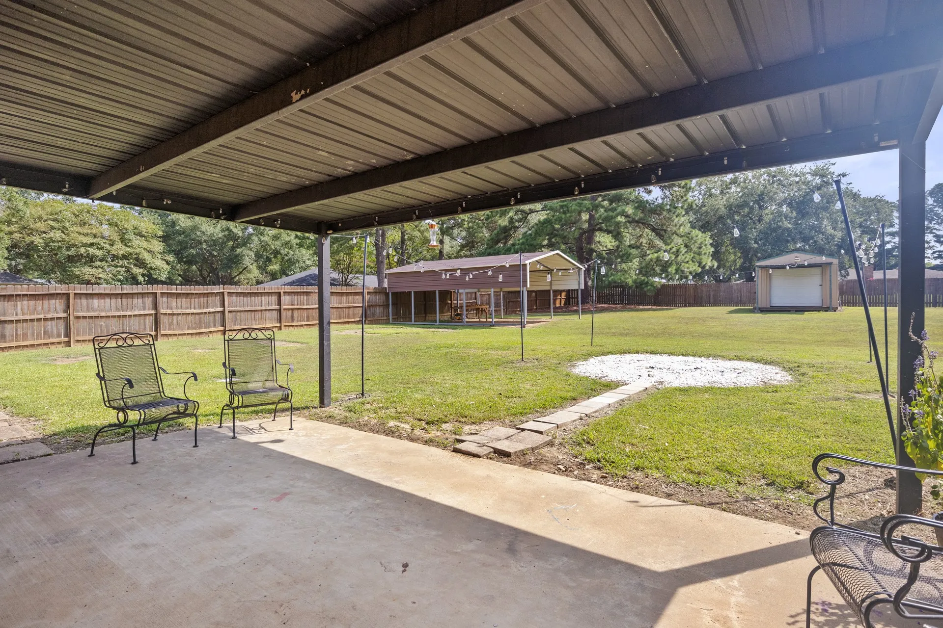 Single Family Residence For Sale in Camp County , 419 County Road 4164, Pittsburg, Texas 75686, 3 Bedroom, 2 Bathroom, 2 Garage spaces, 1,537 Sqft, built in 1977, mls#21345878, Real Estate Agent in Pittsburg, Homes For Sale in Camp county, Homes For Sale in Pittsburg, Realtor in Pittsburg Texas, Real Estate Brokerage Independent Realty Texas, Luminita Cordes Realtor