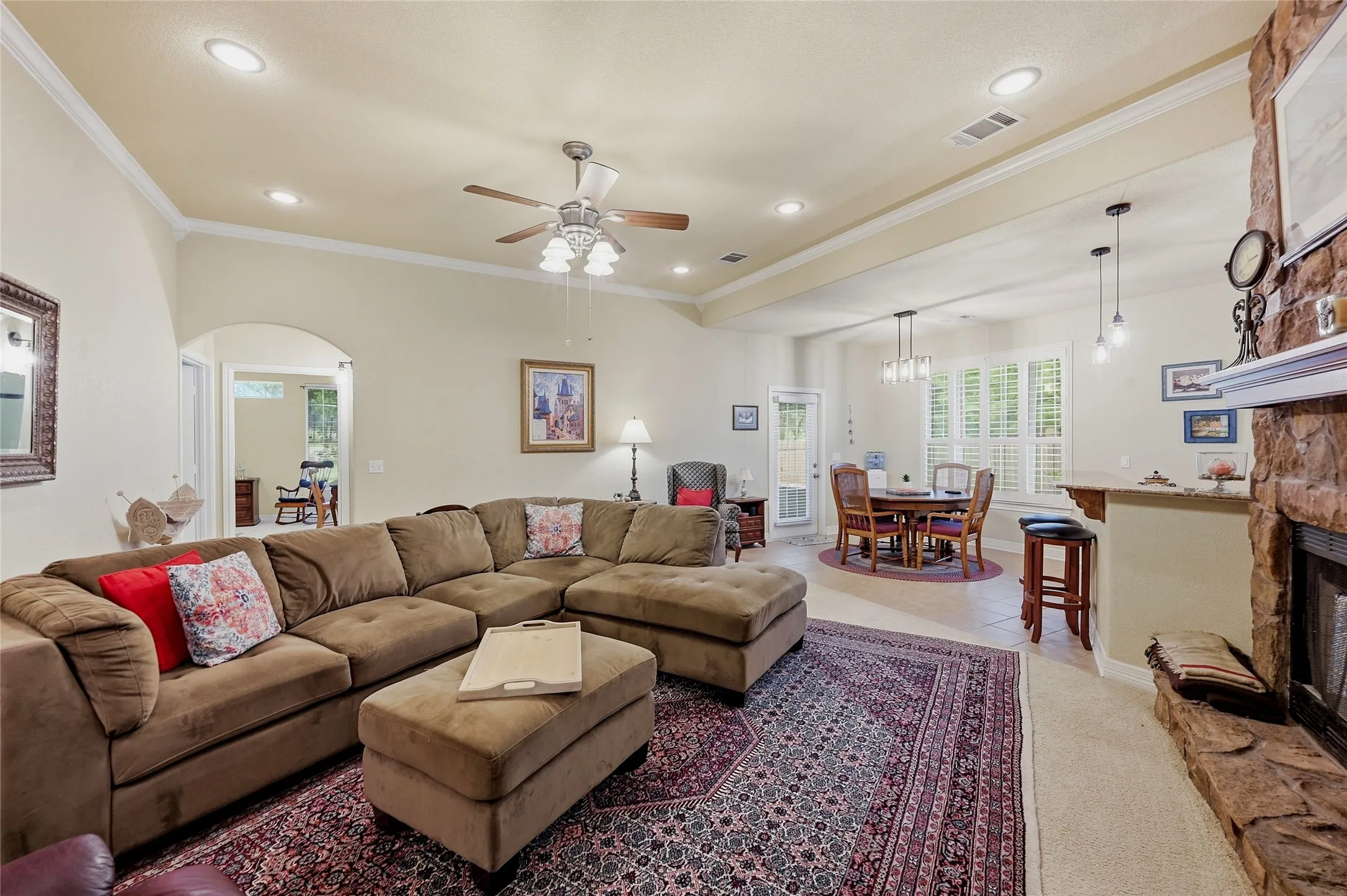 Single Family Residence For Sale in Grayson County , 35 GREENWAY Bend, Pottsboro, Texas 75076, 4 Bedrooms, 2 Bathrooms, 2 Garage spaces, 2,000 Sqft, built in 2003, Price $425,800, mls#21345759, Real Estate Agent in Pottsboro, Homes For Sale in Grayson county, Homes For Sale in Pottsboro, Realtor in Pottsboro Texas, Real Estate Brokerage Independent Realty Texas, Luminita Cordes Realtor