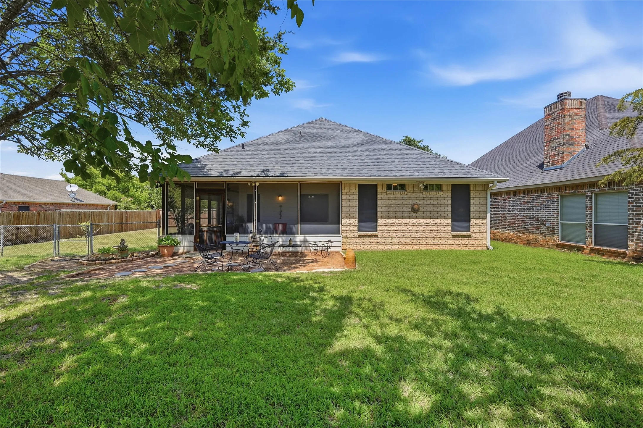 Single Family Residence For Sale in Grayson County , 35 GREENWAY Bend, Pottsboro, Texas 75076, 4 Bedrooms, 2 Bathrooms, 2 Garage spaces, 2,000 Sqft, built in 2003, Price $425,800, mls#21345759, Real Estate Agent in Pottsboro, Homes For Sale in Grayson county, Homes For Sale in Pottsboro, Realtor in Pottsboro Texas, Real Estate Brokerage Independent Realty Texas, Luminita Cordes Realtor