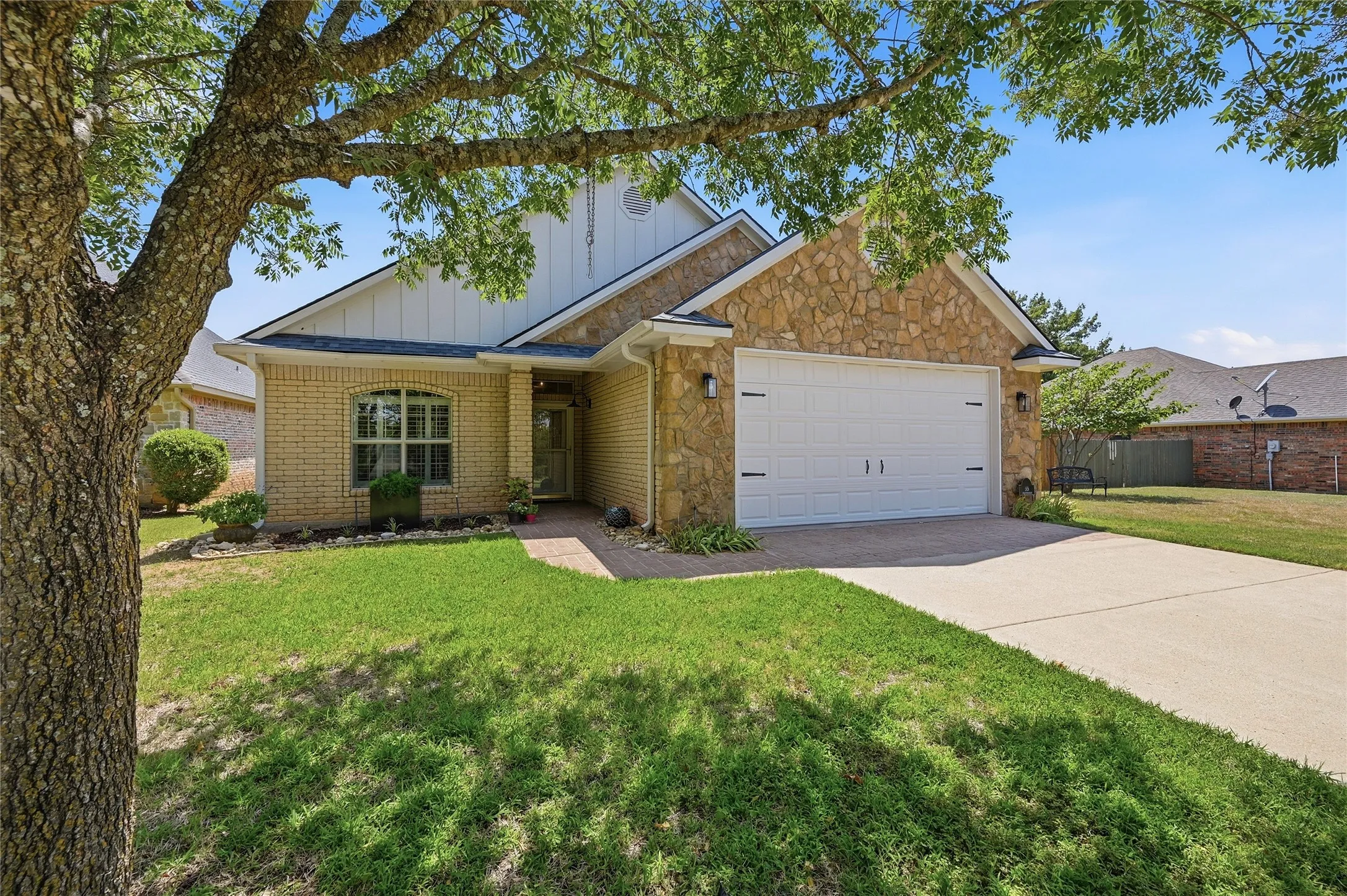 Single Family Residence For Sale in Grayson County , 35 GREENWAY Bend, Pottsboro, Texas 75076, 4 Bedrooms, 2 Bathrooms, 2 Garage spaces, 2,000 Sqft, built in 2003, Price $425,800, mls#21345759, Real Estate Agent in Pottsboro, Homes For Sale in Grayson county, Homes For Sale in Pottsboro, Realtor in Pottsboro Texas, Real Estate Brokerage Independent Realty Texas, Luminita Cordes Realtor