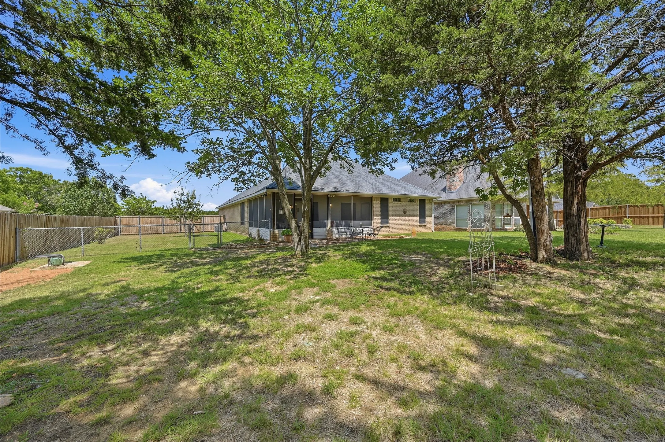 Single Family Residence For Sale in Grayson County , 35 GREENWAY Bend, Pottsboro, Texas 75076, 4 Bedrooms, 2 Bathrooms, 2 Garage spaces, 2,000 Sqft, built in 2003, Price $425,800, mls#21345759, Real Estate Agent in Pottsboro, Homes For Sale in Grayson county, Homes For Sale in Pottsboro, Realtor in Pottsboro Texas, Real Estate Brokerage Independent Realty Texas, Luminita Cordes Realtor