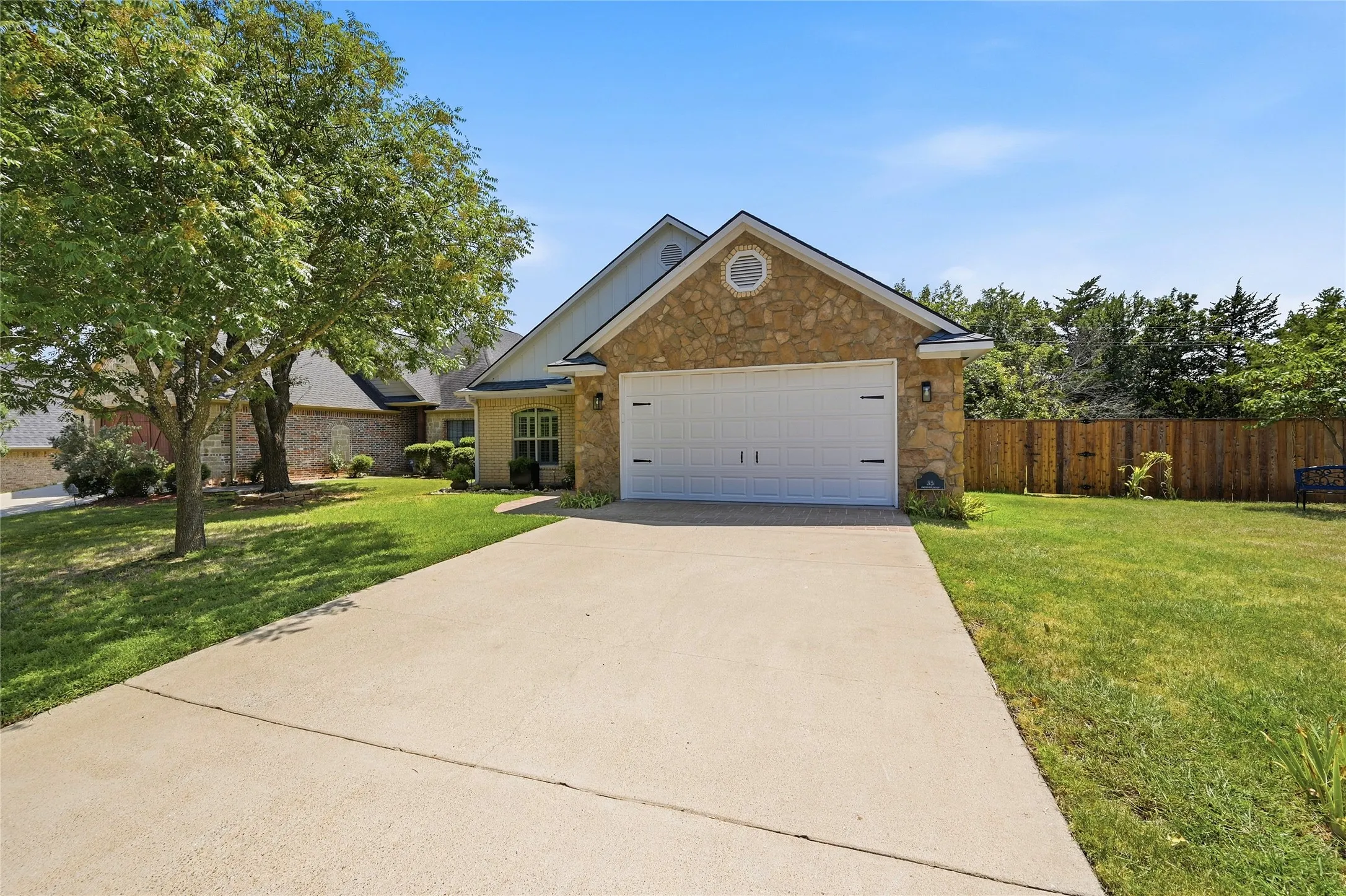 Single Family Residence For Sale in Grayson County , 35 GREENWAY Bend, Pottsboro, Texas 75076, 4 Bedrooms, 2 Bathrooms, 2 Garage spaces, 2,000 Sqft, built in 2003, Price $425,800, mls#21345759, Real Estate Agent in Pottsboro, Homes For Sale in Grayson county, Homes For Sale in Pottsboro, Realtor in Pottsboro Texas, Real Estate Brokerage Independent Realty Texas, Luminita Cordes Realtor
