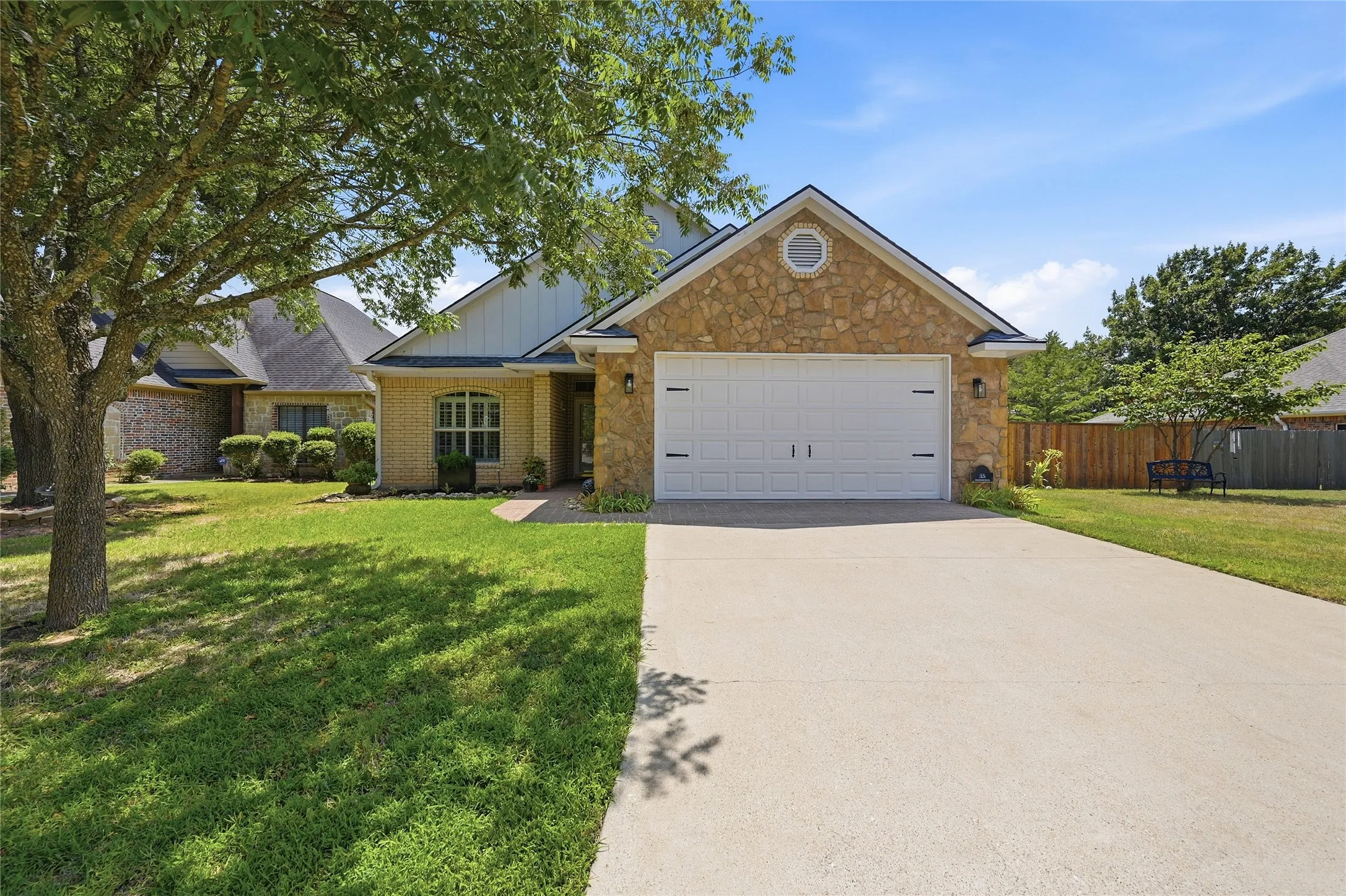 Single Family Residence For Sale in Grayson County , 35 GREENWAY Bend, Pottsboro, Texas 75076, 4 Bedrooms, 2 Bathrooms, 2 Garage spaces, 2,000 Sqft, built in 2003, Price $425,800, mls#21345759, Real Estate Agent in Pottsboro, Homes For Sale in Grayson county, Homes For Sale in Pottsboro, Realtor in Pottsboro Texas, Real Estate Brokerage Independent Realty Texas, Luminita Cordes Realtor
