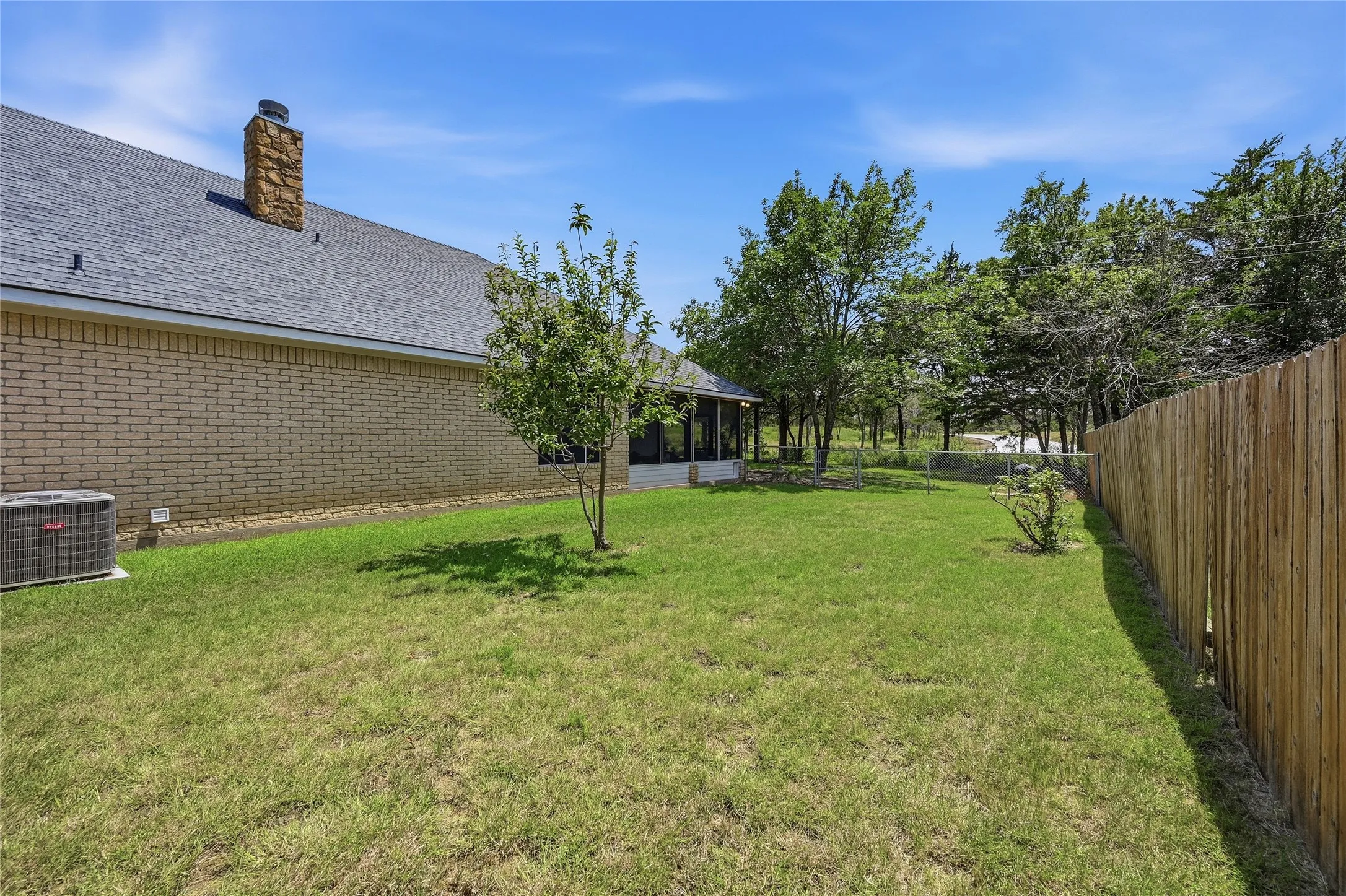 Single Family Residence For Sale in Grayson County , 35 GREENWAY Bend, Pottsboro, Texas 75076, 4 Bedrooms, 2 Bathrooms, 2 Garage spaces, 2,000 Sqft, built in 2003, Price $425,800, mls#21345759, Real Estate Agent in Pottsboro, Homes For Sale in Grayson county, Homes For Sale in Pottsboro, Realtor in Pottsboro Texas, Real Estate Brokerage Independent Realty Texas, Luminita Cordes Realtor