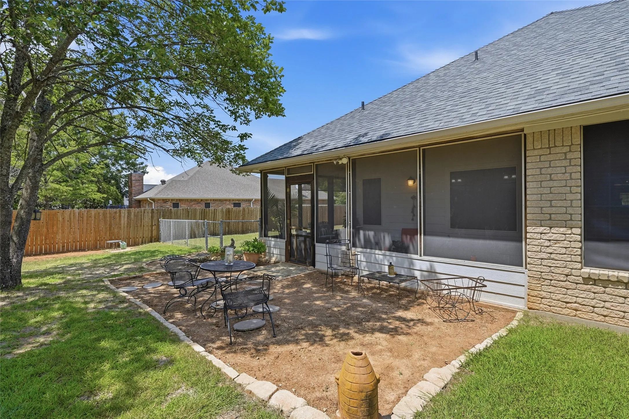 Single Family Residence For Sale in Grayson County , 35 GREENWAY Bend, Pottsboro, Texas 75076, 4 Bedrooms, 2 Bathrooms, 2 Garage spaces, 2,000 Sqft, built in 2003, Price $425,800, mls#21345759, Real Estate Agent in Pottsboro, Homes For Sale in Grayson county, Homes For Sale in Pottsboro, Realtor in Pottsboro Texas, Real Estate Brokerage Independent Realty Texas, Luminita Cordes Realtor