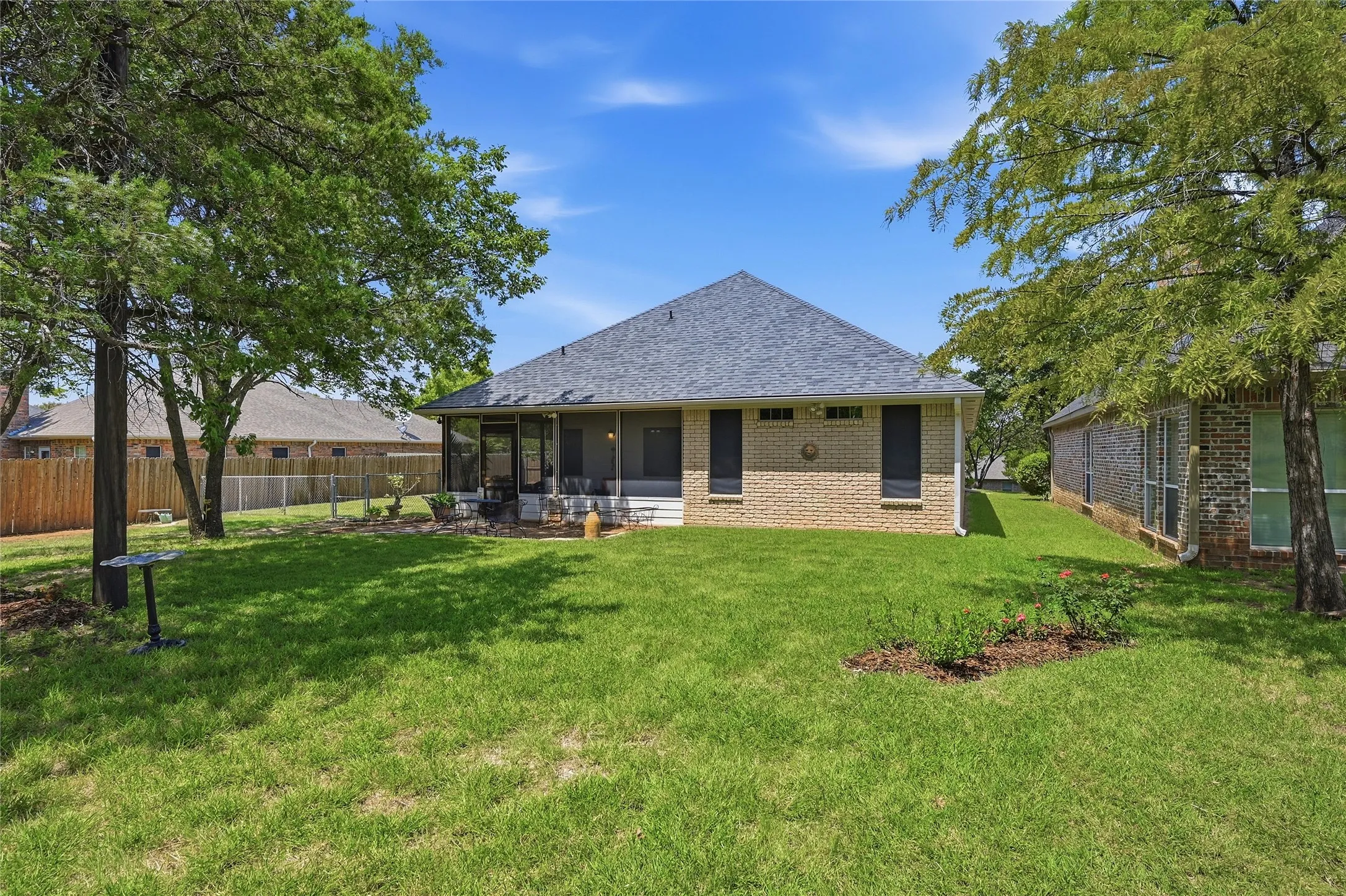 Single Family Residence For Sale in Grayson County , 35 GREENWAY Bend, Pottsboro, Texas 75076, 4 Bedrooms, 2 Bathrooms, 2 Garage spaces, 2,000 Sqft, built in 2003, Price $425,800, mls#21345759, Real Estate Agent in Pottsboro, Homes For Sale in Grayson county, Homes For Sale in Pottsboro, Realtor in Pottsboro Texas, Real Estate Brokerage Independent Realty Texas, Luminita Cordes Realtor