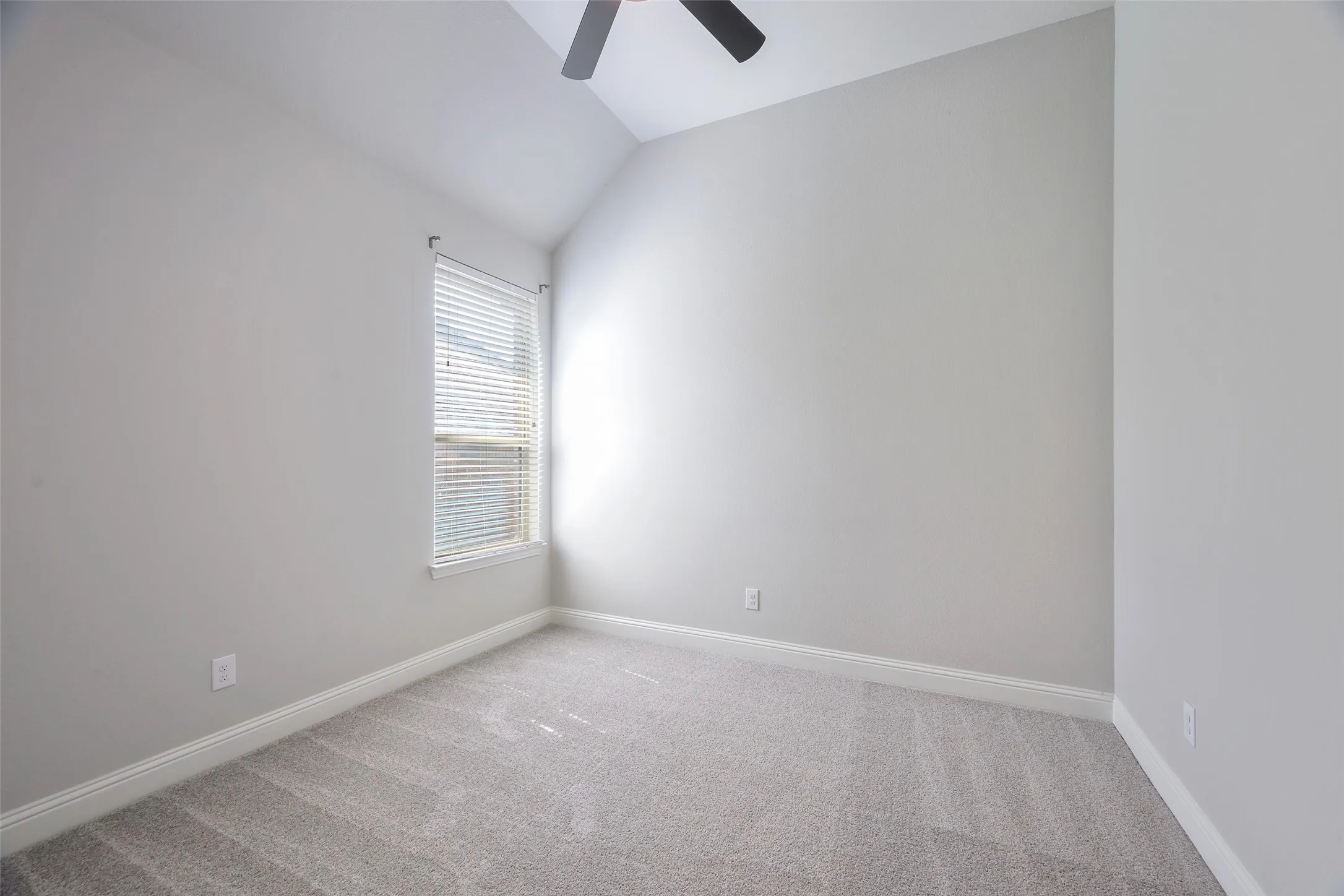 Single Family Residence For Rent in Denton County , 9724 Excursion Drive, Little Elm, Texas 75068, 5 Bedroom, 4 Bathroom, 3 Garage spaces, 3,045 Sqft, built in 2018, mls#21345918, Real Estate Agent in Little Elm, Homes For Rent in Denton county, Homes For Rent in Little Elm, Realtor in Little Elm Texas, Real Estate Brokerage Independent Realty Texas, Luminita Cordes Realtor