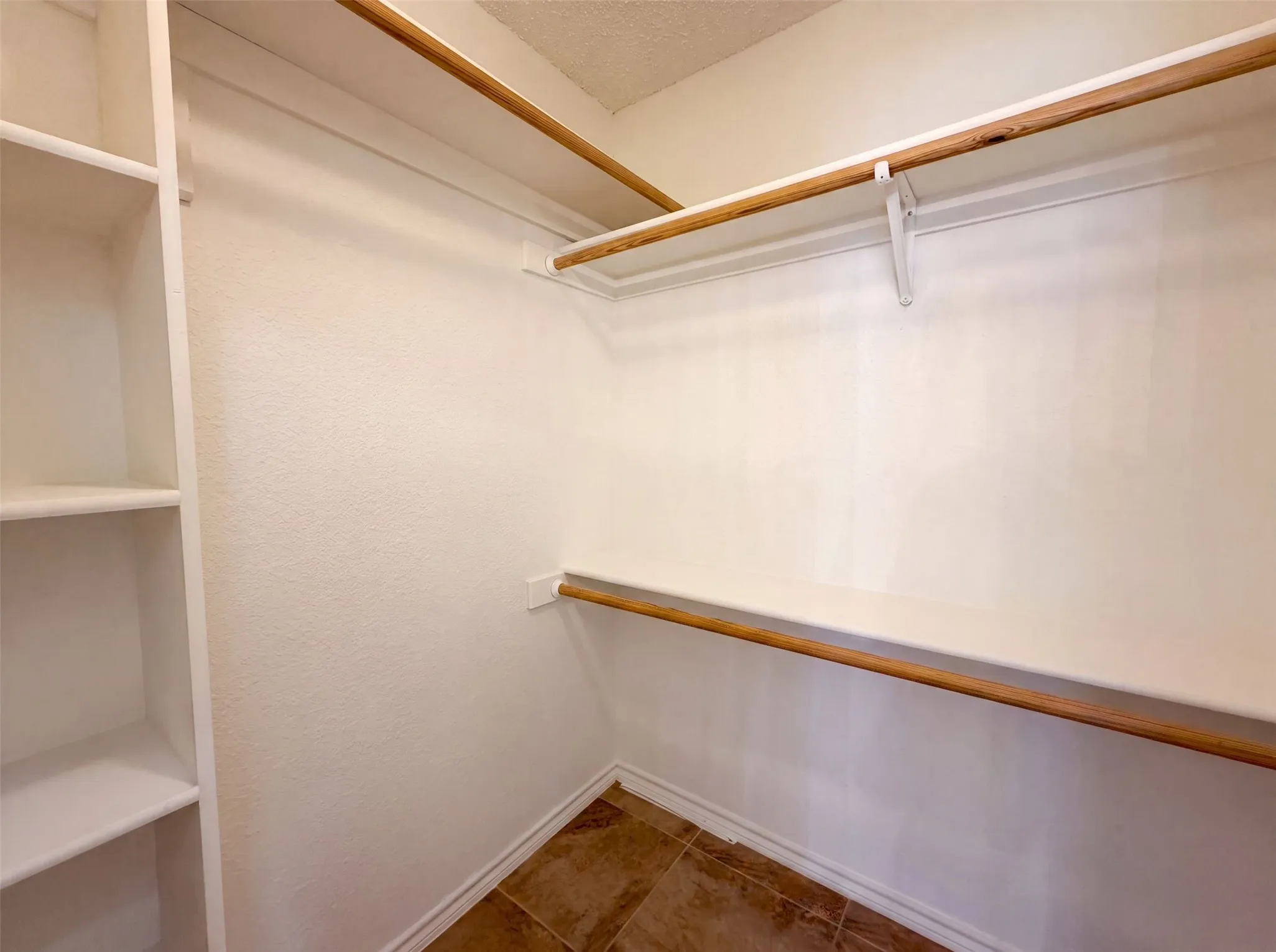 Single Family Residence For Sale in Johnson County , 825 Adams Drive, Burleson, Texas 76028, 3 Bedroom, 2 Bathroom, 2 Garage spaces, 2,342 Sqft, built in 2002, mls#21345914, Real Estate Agent in Burleson, Homes For Sale in Johnson county, Homes For Sale in Burleson, Realtor in Burleson Texas, Real Estate Brokerage Independent Realty Texas, Luminita Cordes Realtor