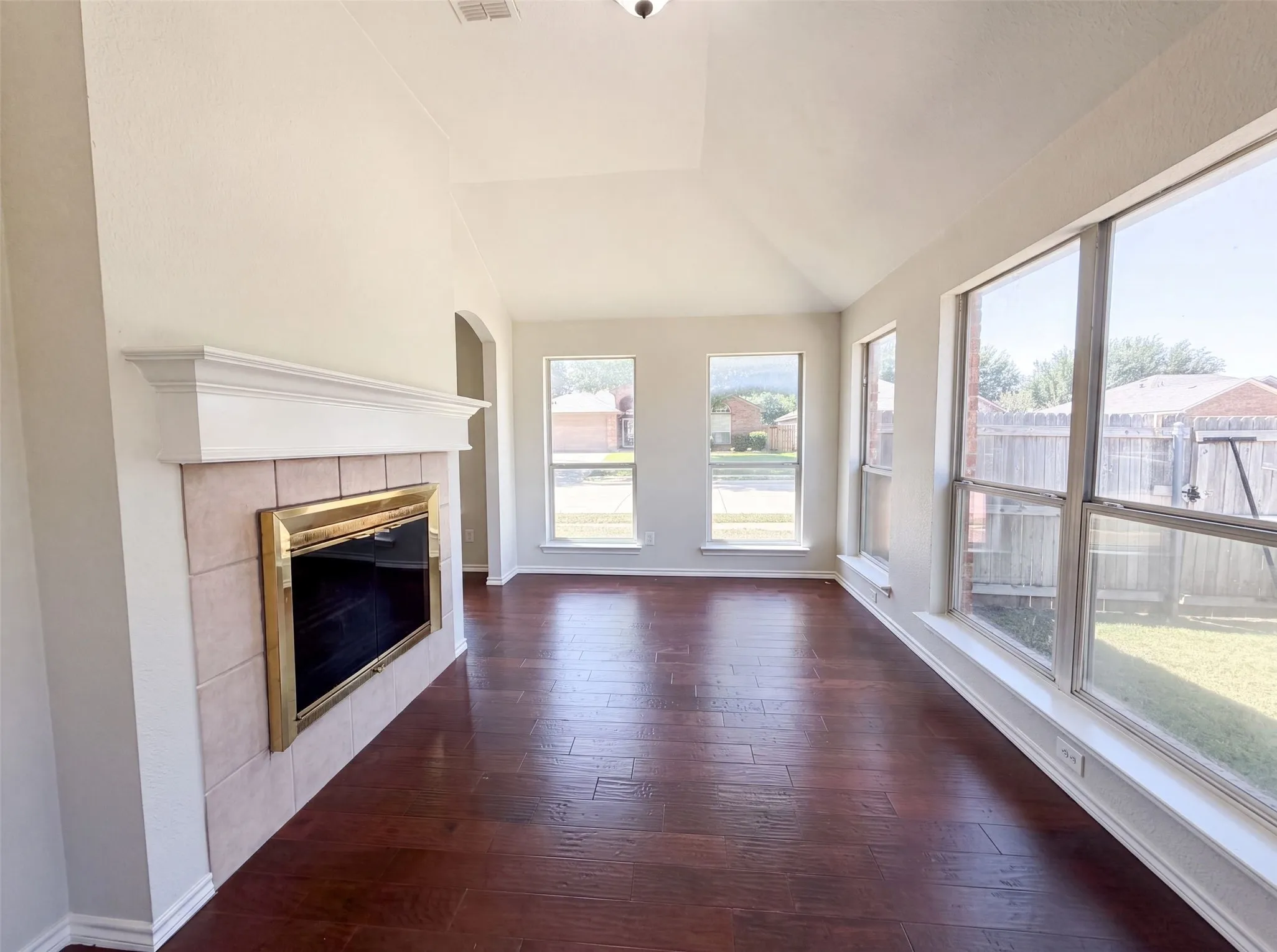 Single Family Residence For Sale in Johnson County , 825 Adams Drive, Burleson, Texas 76028, 3 Bedroom, 2 Bathroom, 2 Garage spaces, 2,342 Sqft, built in 2002, mls#21345914, Real Estate Agent in Burleson, Homes For Sale in Johnson county, Homes For Sale in Burleson, Realtor in Burleson Texas, Real Estate Brokerage Independent Realty Texas, Luminita Cordes Realtor