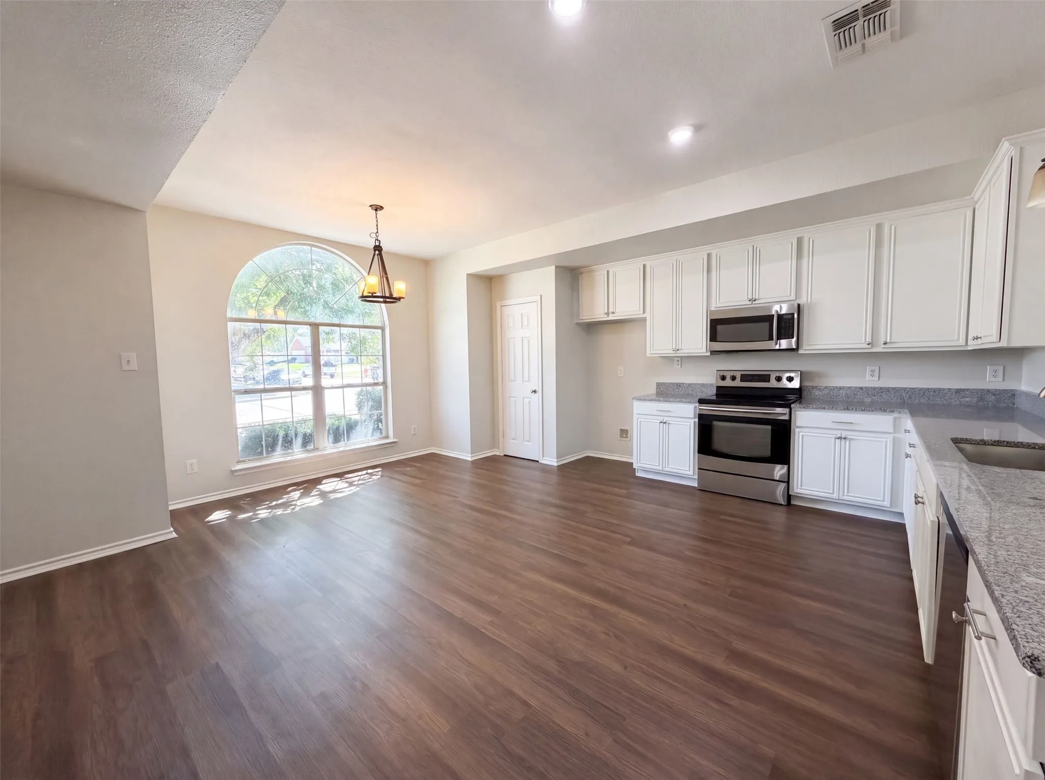 Single Family Residence For Sale in Johnson County , 825 Adams Drive, Burleson, Texas 76028, 3 Bedroom, 2 Bathroom, 2 Garage spaces, 2,342 Sqft, built in 2002, mls#21345914, Real Estate Agent in Burleson, Homes For Sale in Johnson county, Homes For Sale in Burleson, Realtor in Burleson Texas, Real Estate Brokerage Independent Realty Texas, Luminita Cordes Realtor