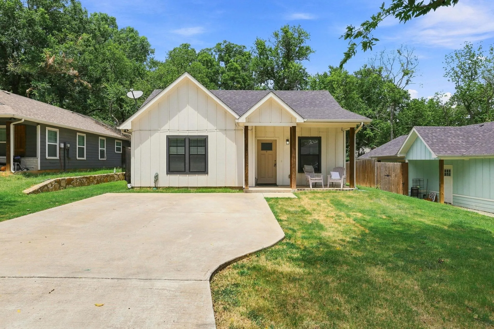 Single Family Residence For Sale in Grayson County , 517 E Hanna Street, Denison, Texas 75021, 3 Bedroom, 2 Bathroom, Garage spaces, 1,332 Sqft, built in 2020, mls#21340870, Real Estate Agent in Denison, Homes For Sale in Grayson county, Homes For Sale in Denison, Realtor in Denison Texas, Real Estate Brokerage Independent Realty Texas, Luminita Cordes Realtor