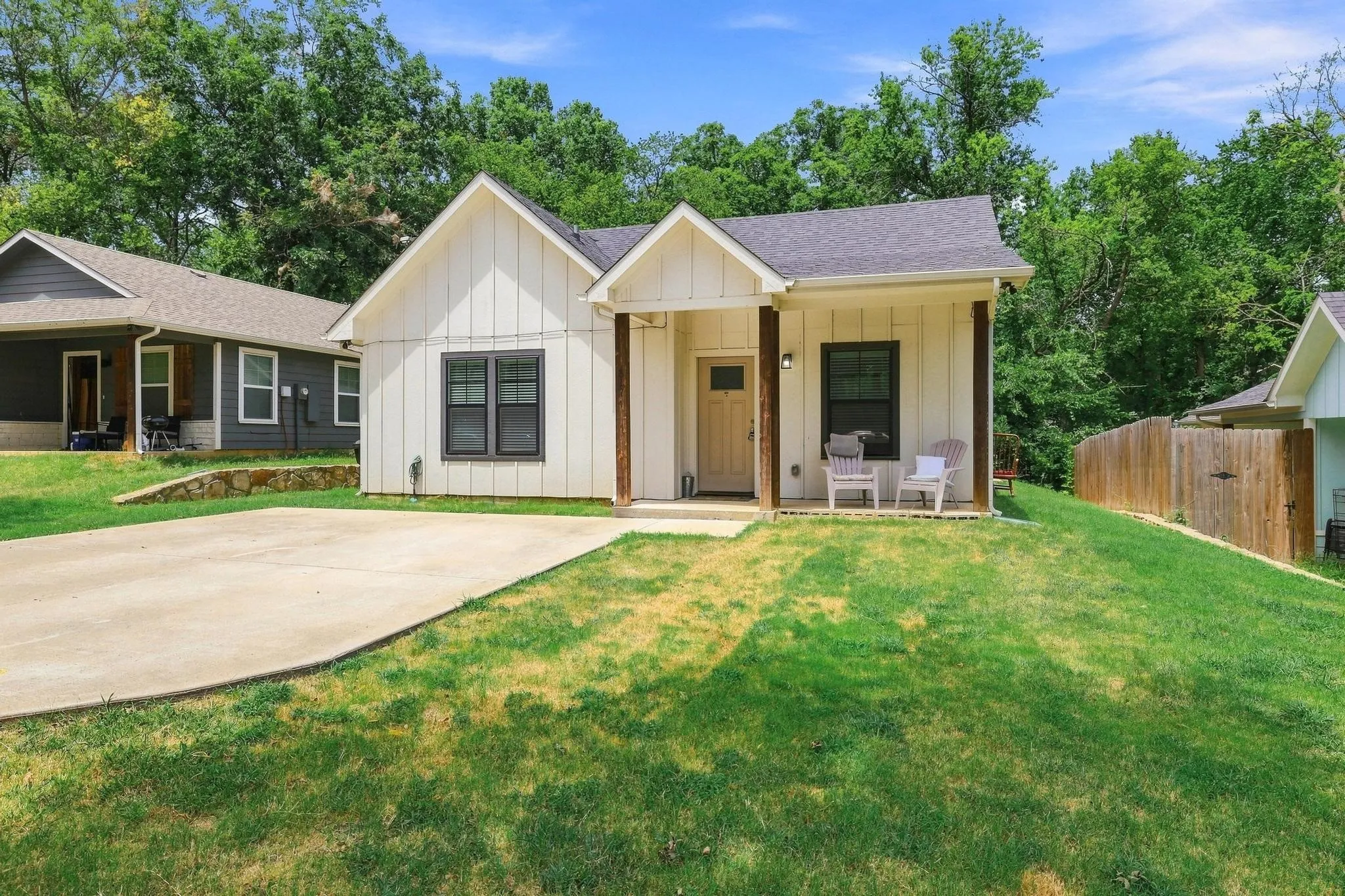 Single Family Residence For Sale in Grayson County , 517 E Hanna Street, Denison, Texas 75021, 3 Bedroom, 2 Bathroom, Garage spaces, 1,332 Sqft, built in 2020, mls#21340870, Real Estate Agent in Denison, Homes For Sale in Grayson county, Homes For Sale in Denison, Realtor in Denison Texas, Real Estate Brokerage Independent Realty Texas, Luminita Cordes Realtor