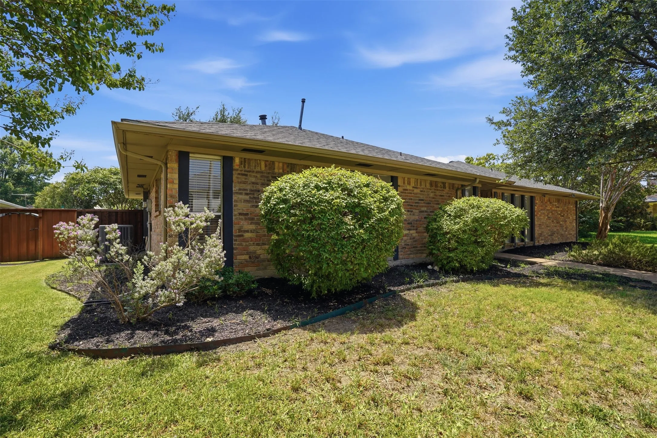Single Family Residence For Sale in Collin County , 1000 Lexington Drive, Plano, Texas 75075, 3 Bedroom, 3 Bathroom, 2 Garage spaces, 1,952 Sqft, built in 1978, mls#21334180, Real Estate Agent in Plano, Homes For Sale in Collin county, Homes For Sale in Plano, Realtor in Plano Texas, Real Estate Brokerage Independent Realty Texas, Luminita Cordes Realtor