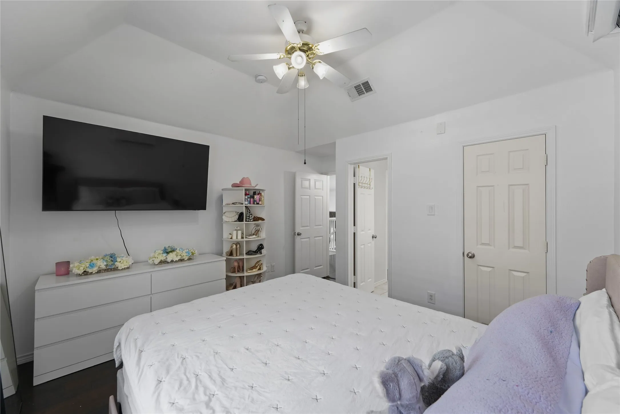 Vaulted ceiling featuring a ceiling fan with integrated lighting