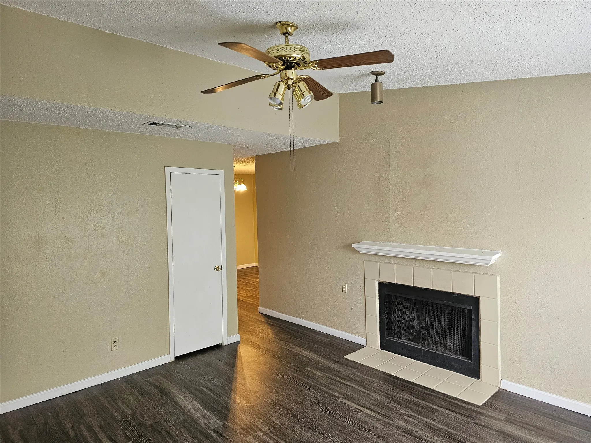 Condominium For Sale in Dallas County , 9605 Walnut Street 12105, Dallas, Texas 75243, 1 Bedroom, 1 Bathroom, Garage spaces, 876 Sqft, built in 1983, Price $90,000, mls#21345932, Real Estate Agent in Dallas, Homes For Sale in Dallas county, Homes For Sale in Dallas, Realtor in Dallas Texas, Real Estate Brokerage Independent Realty Texas, Luminita Cordes Realtor