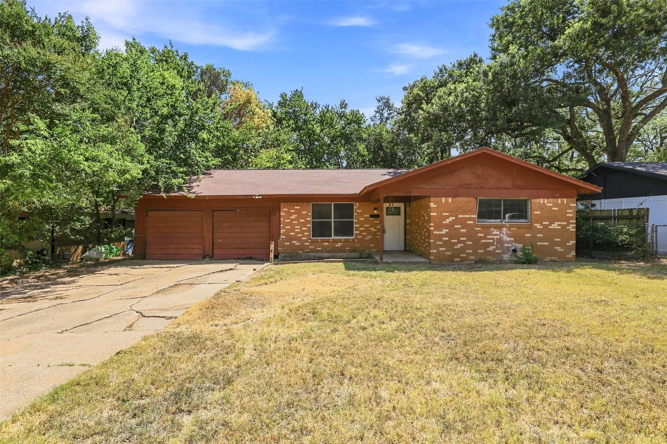 Single Family Residence For Sale in Grayson County , 108 N Imperial Drive, Denison, Texas 75020, 3 Bedroom, 2 Bathroom, 2 Garage spaces, 1,612 Sqft, built in 1960, mls#21345936, Real Estate Agent in Denison, Homes For Sale in Grayson county, Homes For Sale in Denison, Realtor in Denison Texas, Real Estate Brokerage Independent Realty Texas, Luminita Cordes Realtor