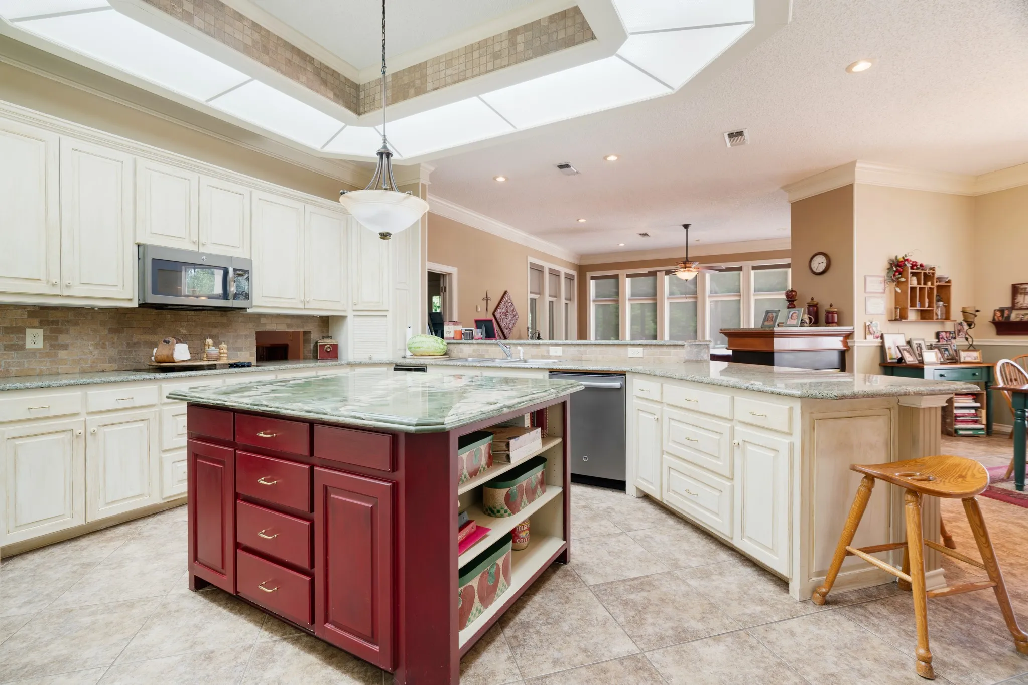 Single Family Residence For Sale in Lamar County , 618 County Road 33970, Powderly, Texas 75473, 5 Bedroom, 6 Bathroom, 3 Garage spaces, 6,547 Sqft, built in 1994, mls#21345131, Real Estate Agent in Powderly, Homes For Sale in Lamar county, Homes For Sale in Powderly, Realtor in Powderly Texas, Real Estate Brokerage Independent Realty Texas, Luminita Cordes Realtor