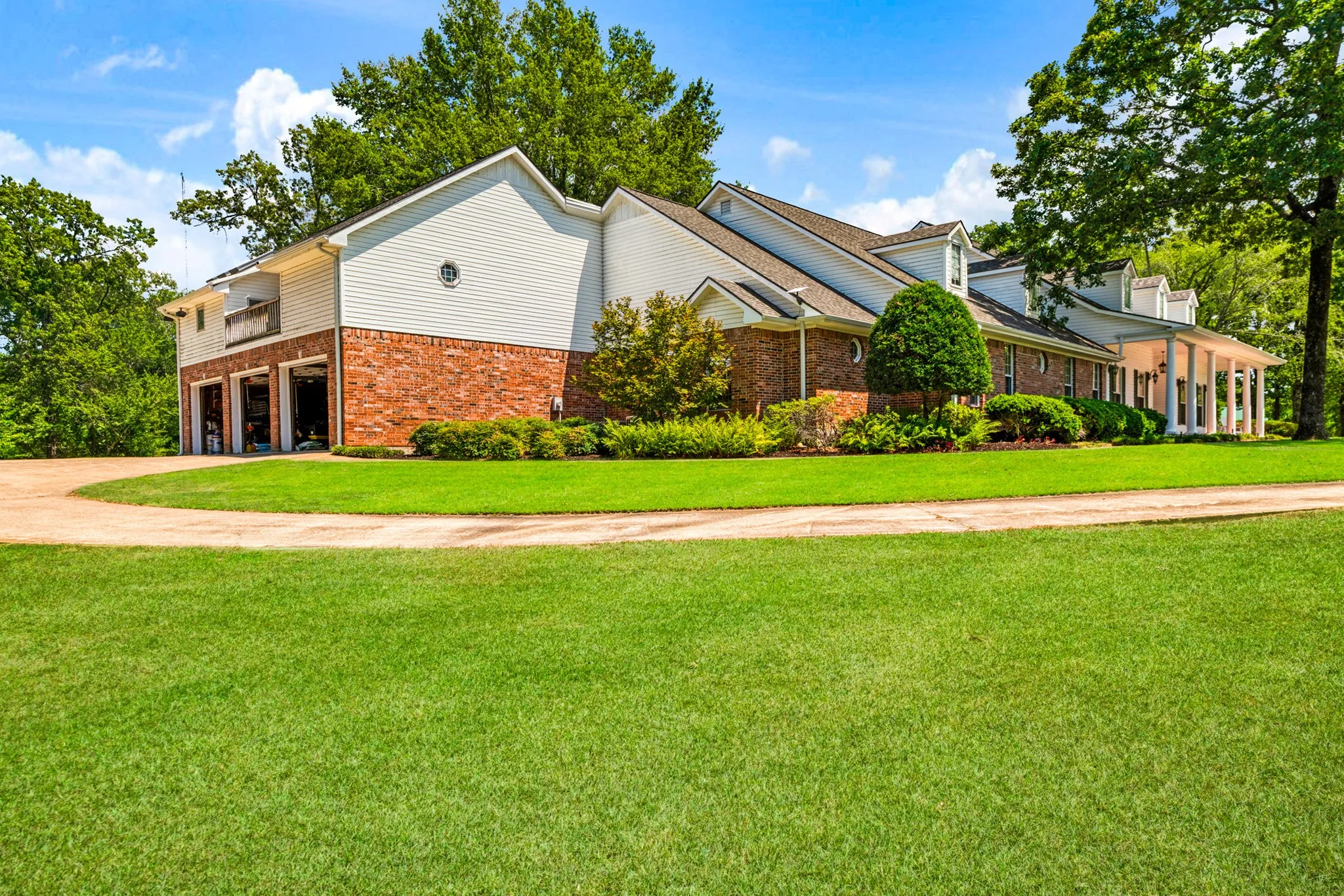 Single Family Residence For Sale in Lamar County , 618 County Road 33970, Powderly, Texas 75473, 5 Bedroom, 6 Bathroom, 3 Garage spaces, 6,547 Sqft, built in 1994, mls#21345131, Real Estate Agent in Powderly, Homes For Sale in Lamar county, Homes For Sale in Powderly, Realtor in Powderly Texas, Real Estate Brokerage Independent Realty Texas, Luminita Cordes Realtor