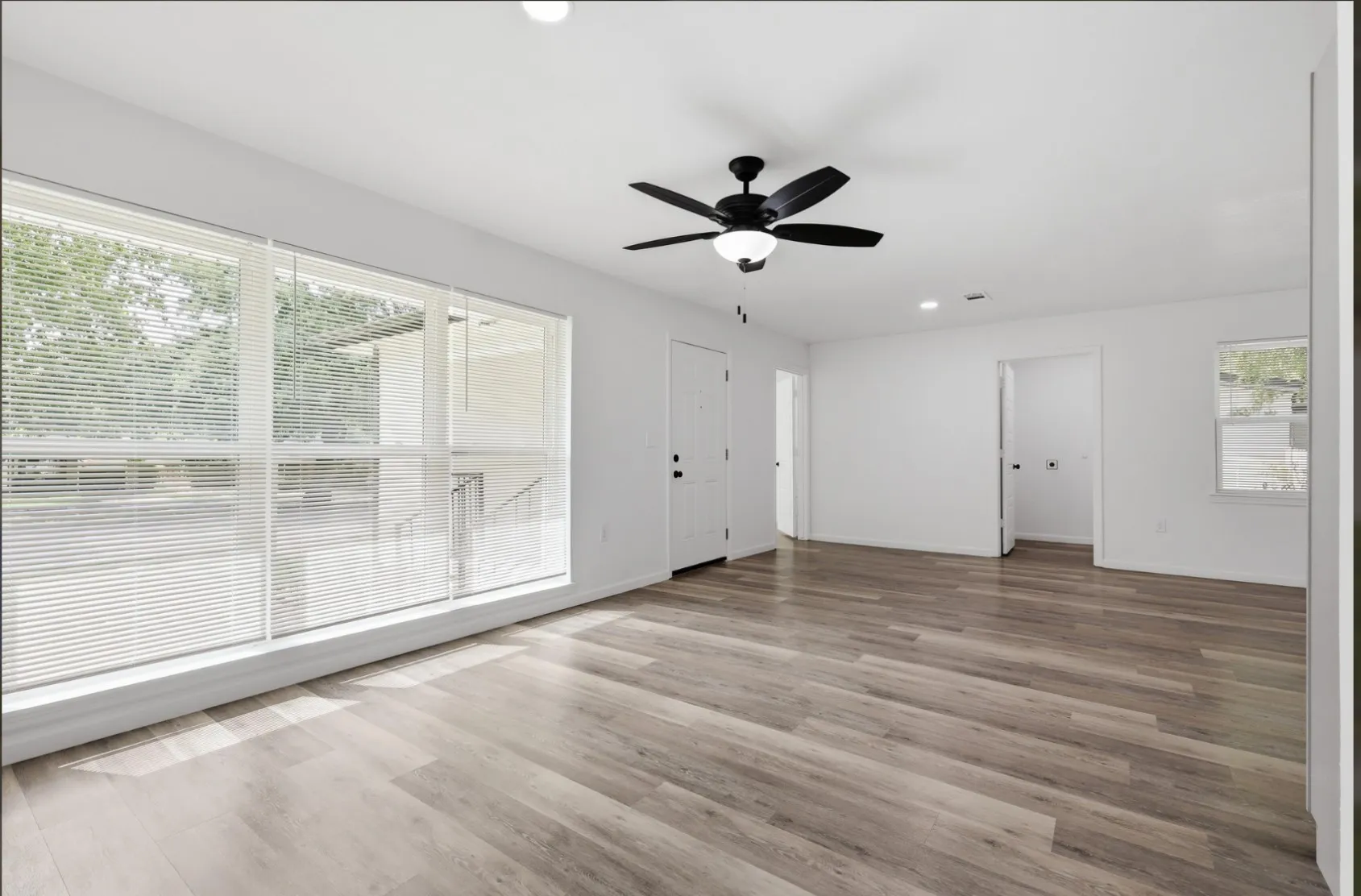Single Family Residence For Sale in Dallas County , 810 N Carrier Parkway, Grand Prairie, Texas 75050, 3 Bedroom, 2 Bathroom, Garage spaces, 1,253 Sqft, built in 1954, mls#21345952, Real Estate Agent in Grand Prairie, Homes For Sale in Dallas county, Homes For Sale in Grand Prairie, Realtor in Grand Prairie Texas, Real Estate Brokerage Independent Realty Texas, Luminita Cordes Realtor