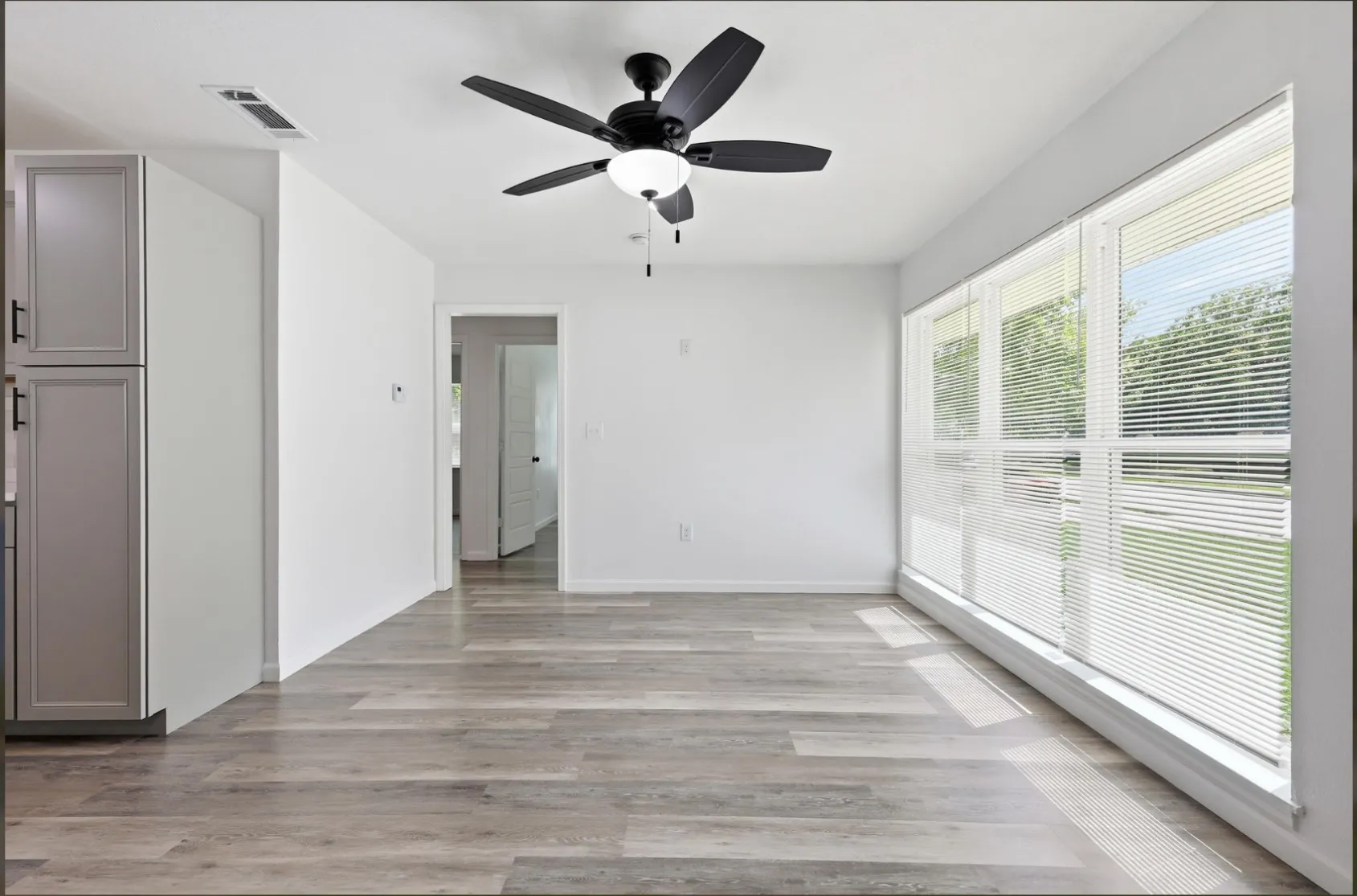 Single Family Residence For Sale in Dallas County , 810 N Carrier Parkway, Grand Prairie, Texas 75050, 3 Bedroom, 2 Bathroom, Garage spaces, 1,253 Sqft, built in 1954, mls#21345952, Real Estate Agent in Grand Prairie, Homes For Sale in Dallas county, Homes For Sale in Grand Prairie, Realtor in Grand Prairie Texas, Real Estate Brokerage Independent Realty Texas, Luminita Cordes Realtor