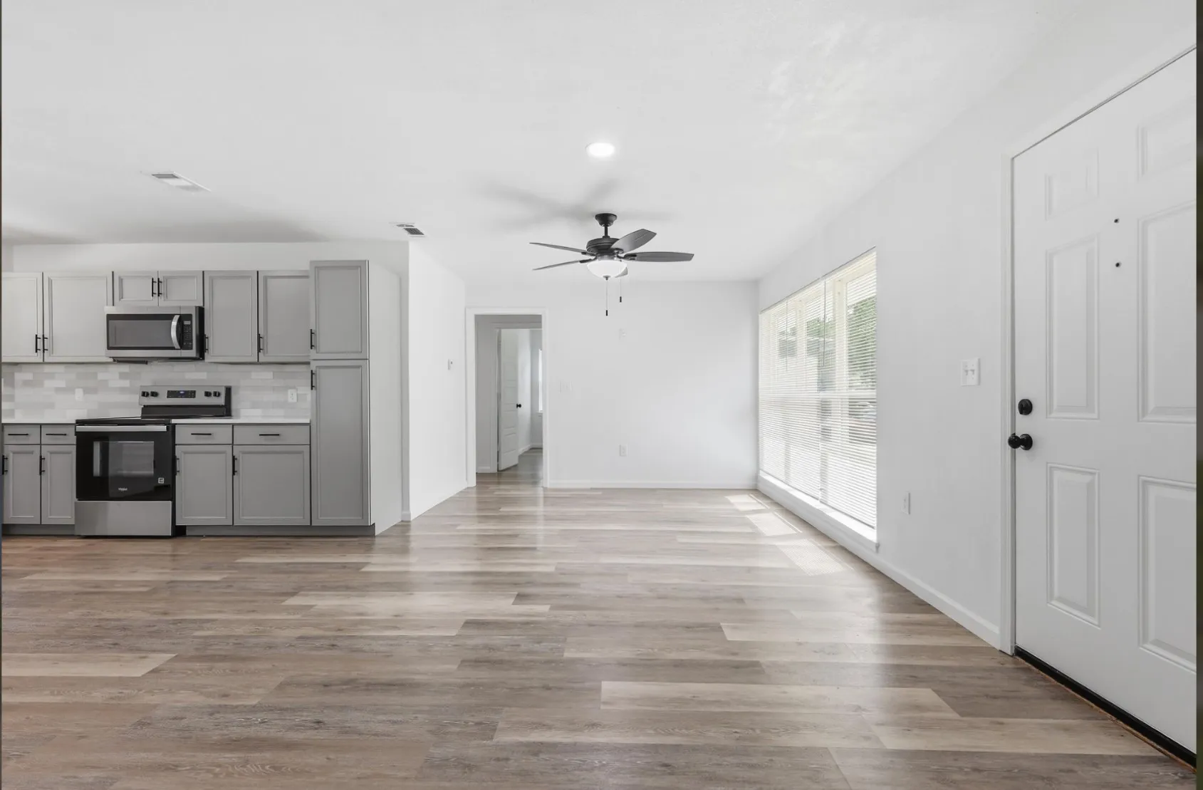 Single Family Residence For Sale in Dallas County , 810 N Carrier Parkway, Grand Prairie, Texas 75050, 3 Bedroom, 2 Bathroom, Garage spaces, 1,253 Sqft, built in 1954, mls#21345952, Real Estate Agent in Grand Prairie, Homes For Sale in Dallas county, Homes For Sale in Grand Prairie, Realtor in Grand Prairie Texas, Real Estate Brokerage Independent Realty Texas, Luminita Cordes Realtor