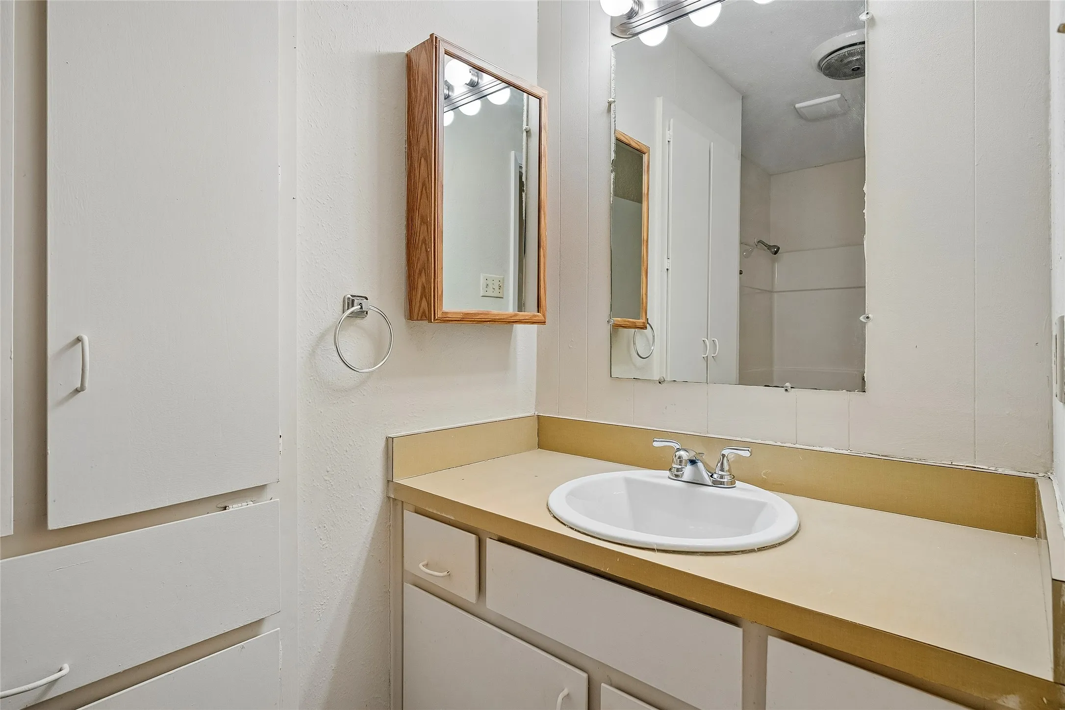 Full guest bathroom with bathtub & linen closet