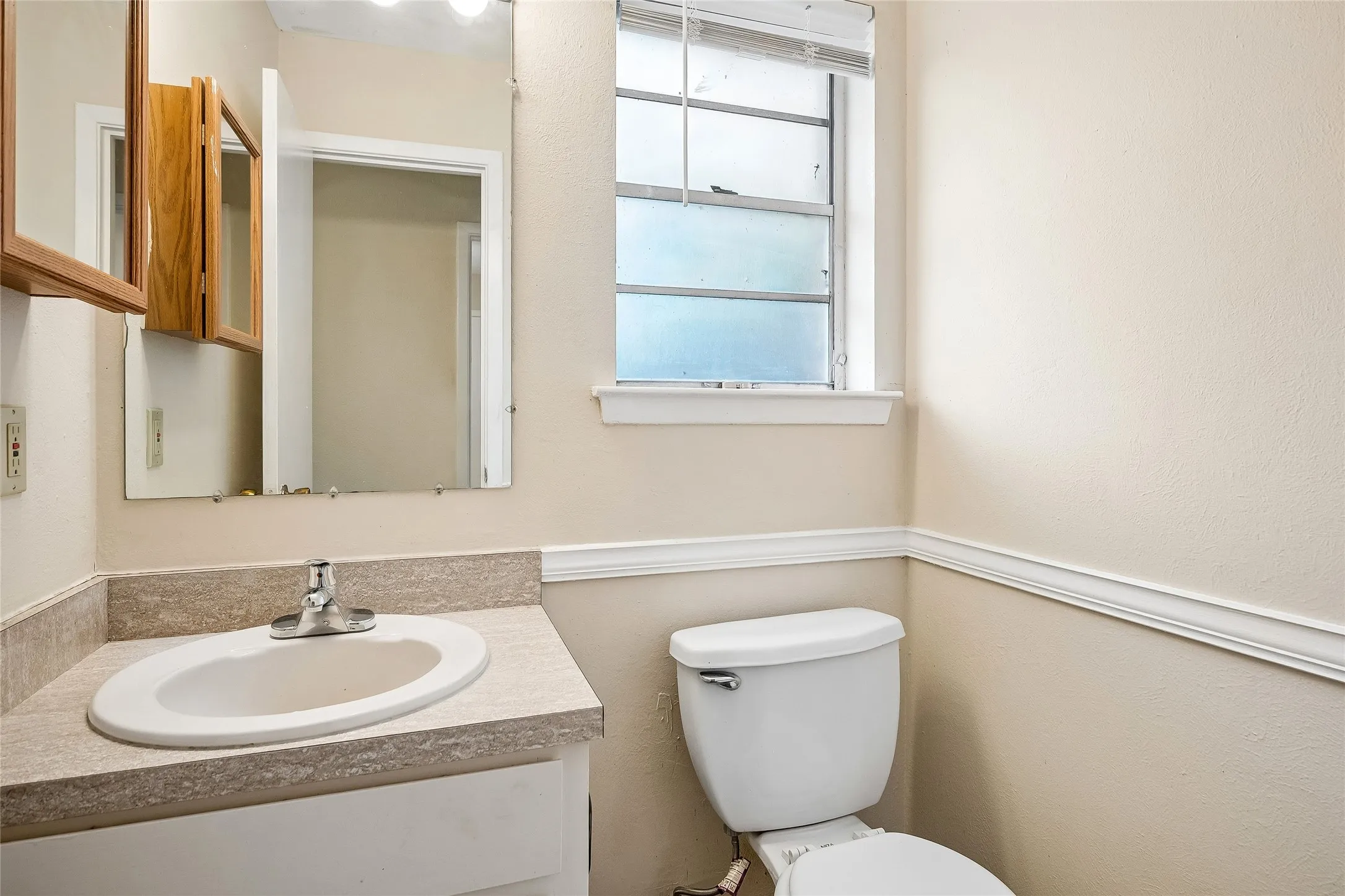 Powder bath adjacent to the 4th bedroom