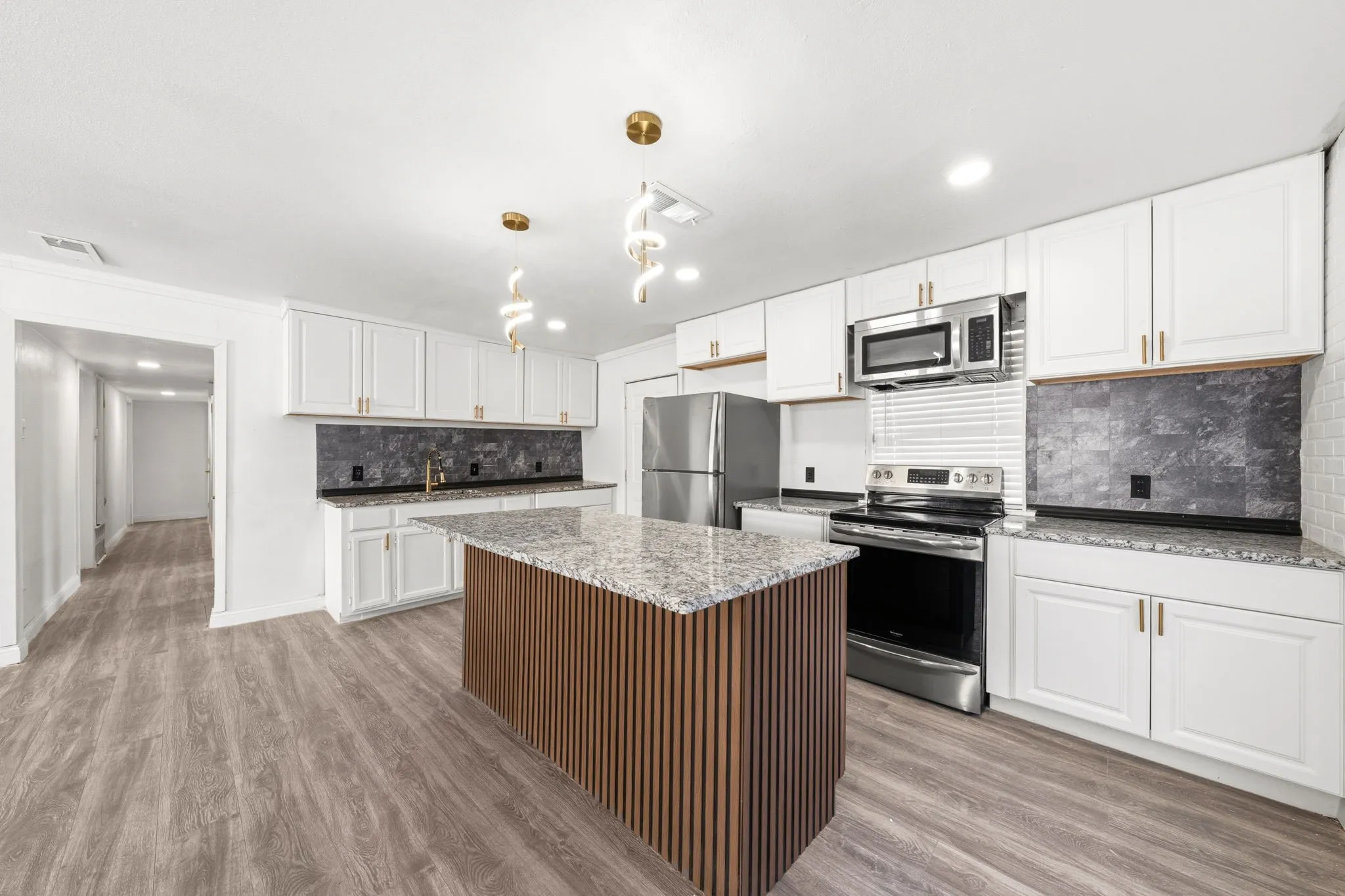 Single Family Residence For Sale in Dallas County , 7923 S Nassau Circle, Dallas, Texas 75217, 4 Bedroom, 2 Bathroom, Garage spaces, 1,248 Sqft, built in 1950, mls#21345963, Real Estate Agent in Dallas, Homes For Sale in Dallas county, Homes For Sale in Dallas, Realtor in Dallas Texas, Real Estate Brokerage Independent Realty Texas, Luminita Cordes Realtor